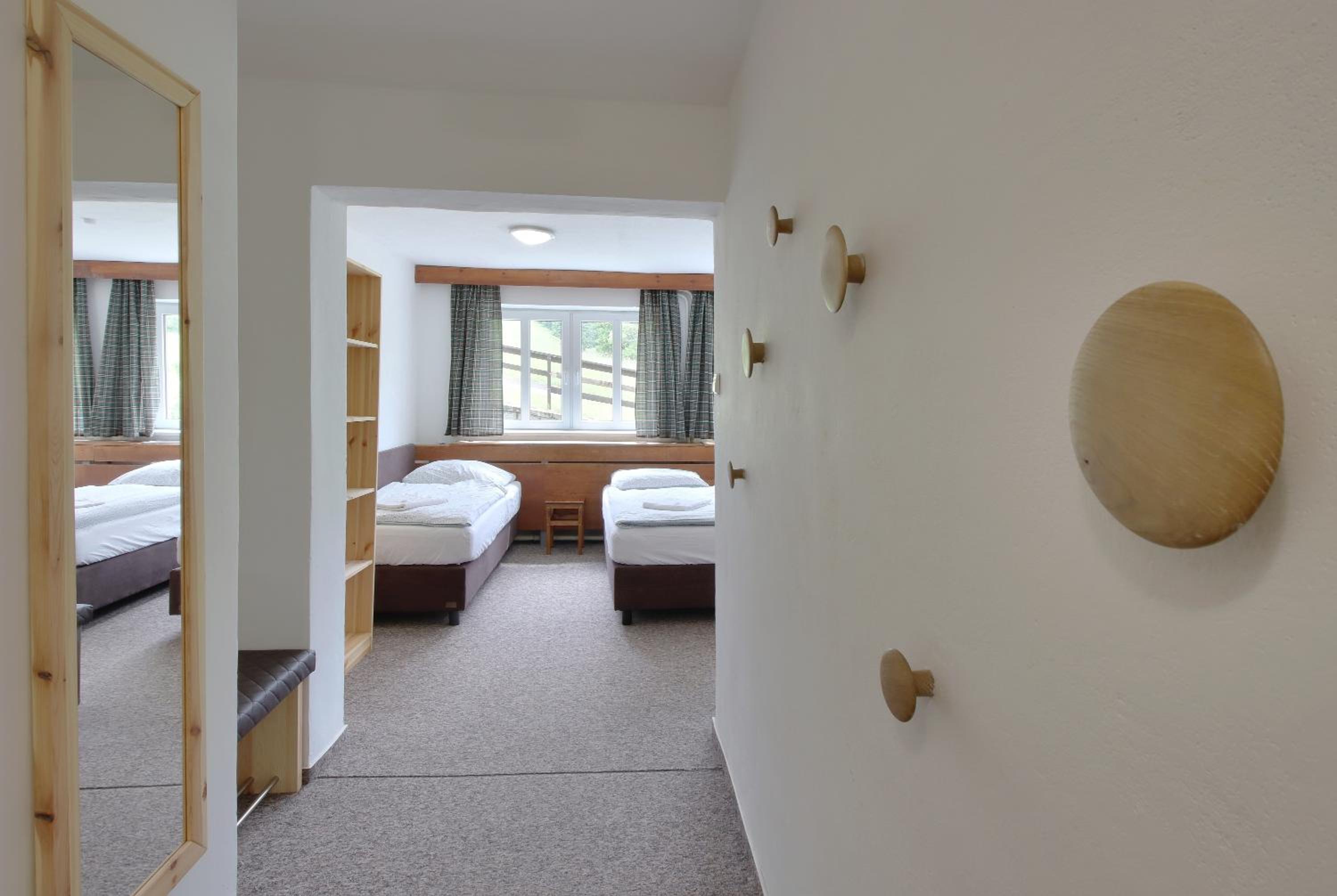 Economy Room with 6 beds - Photo 3