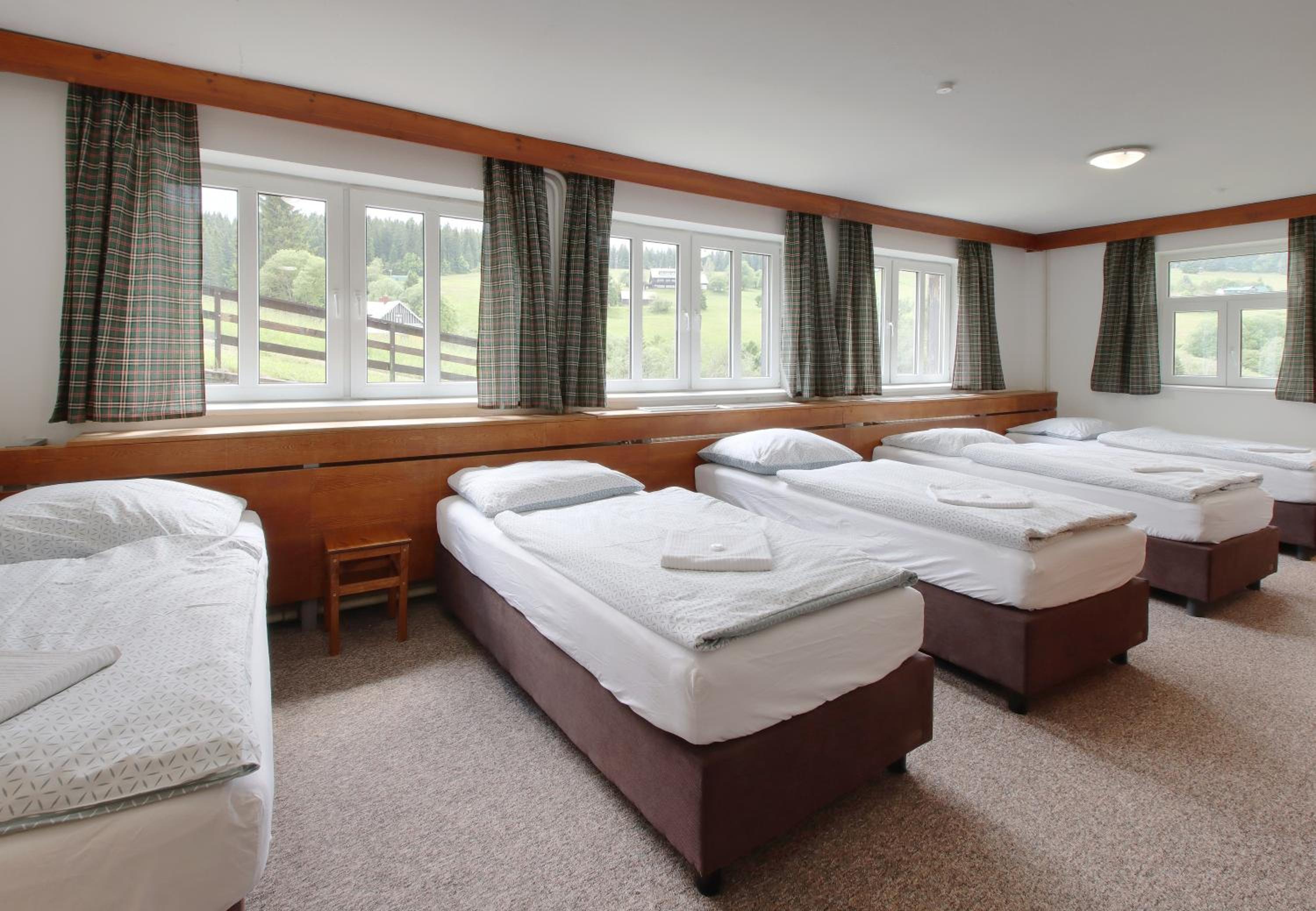 Economy Room with 6 beds - Photo 1