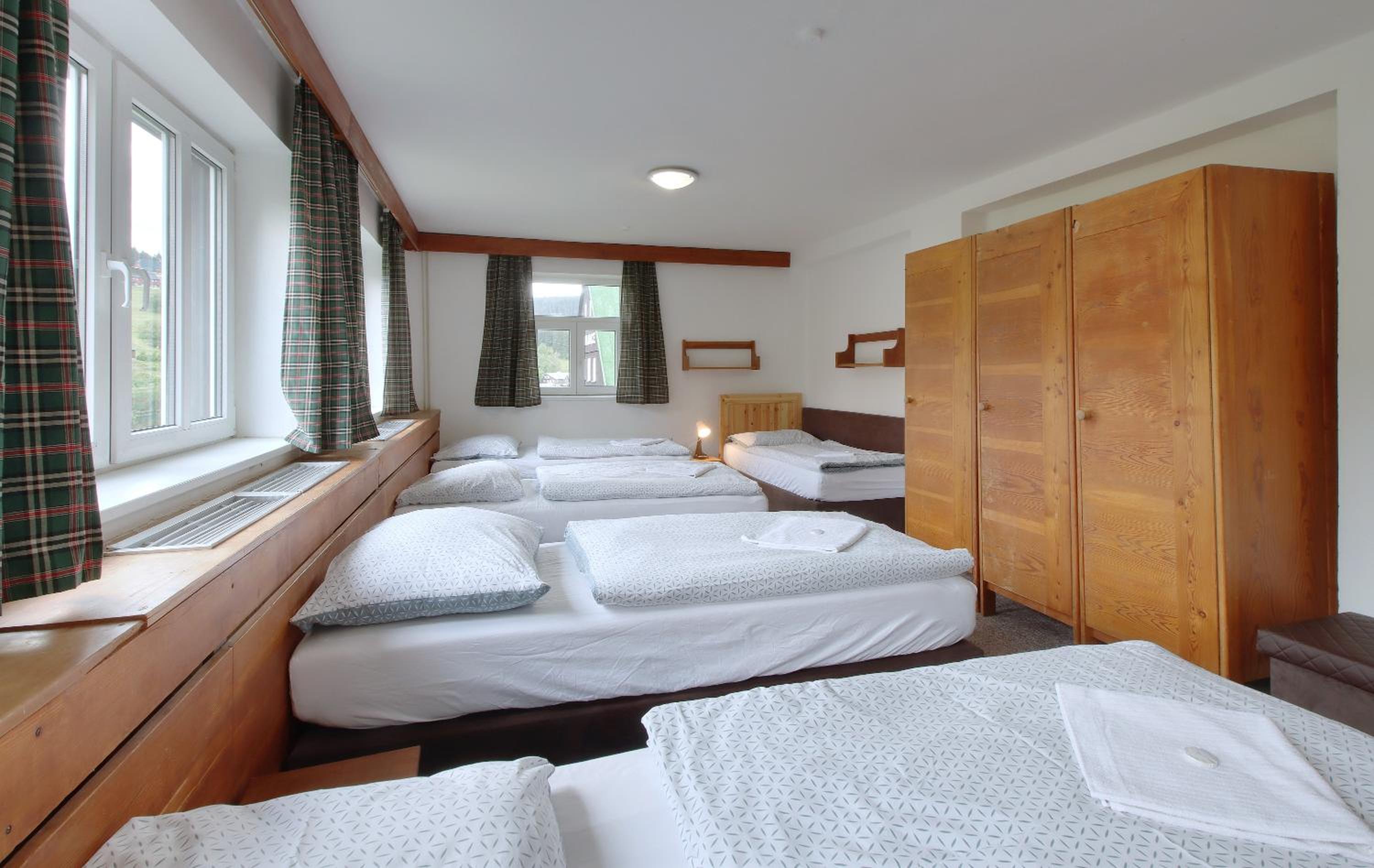 Economy Room with 6 beds - Photo 2