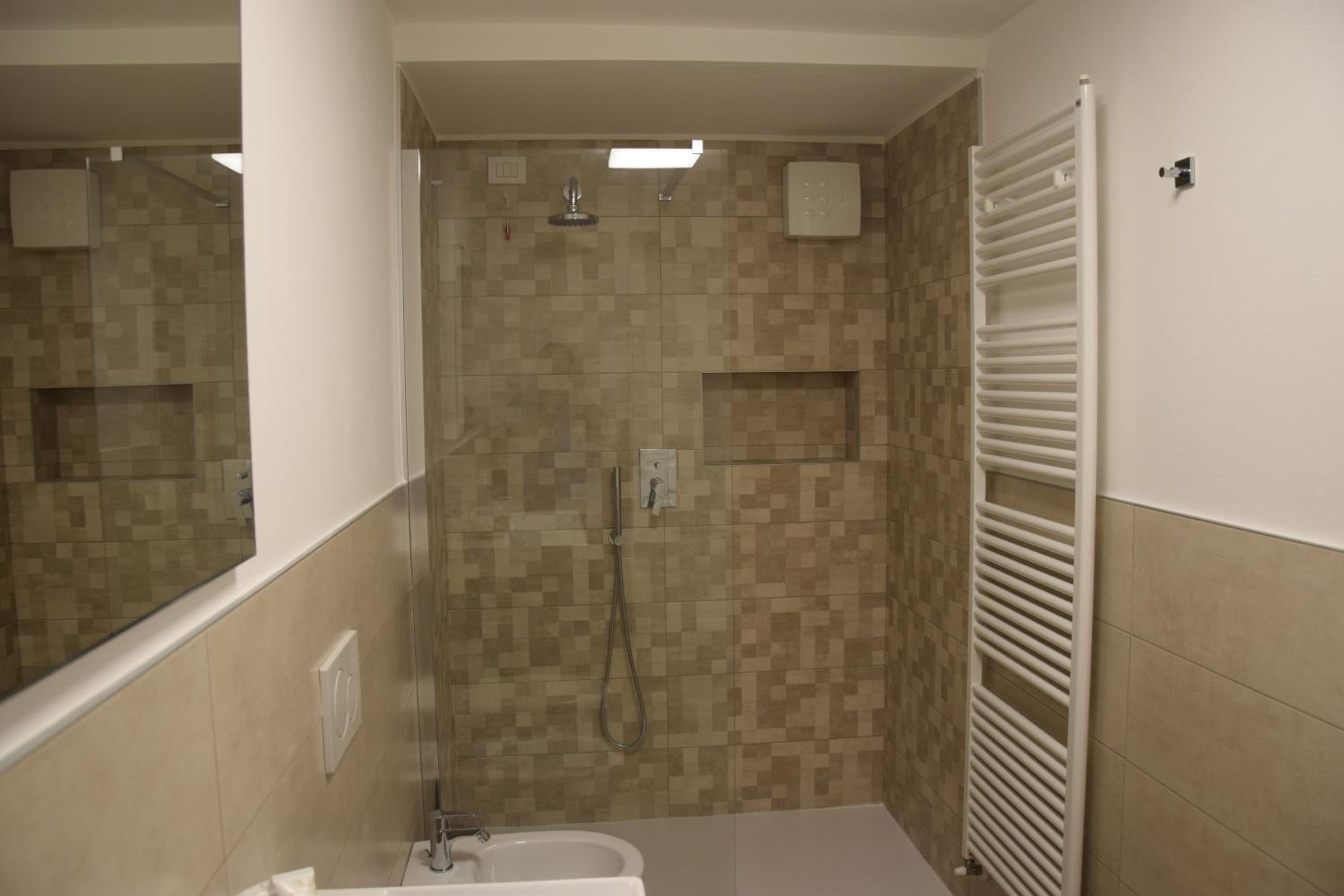 Double Room with Private Bathroom - Photo 2