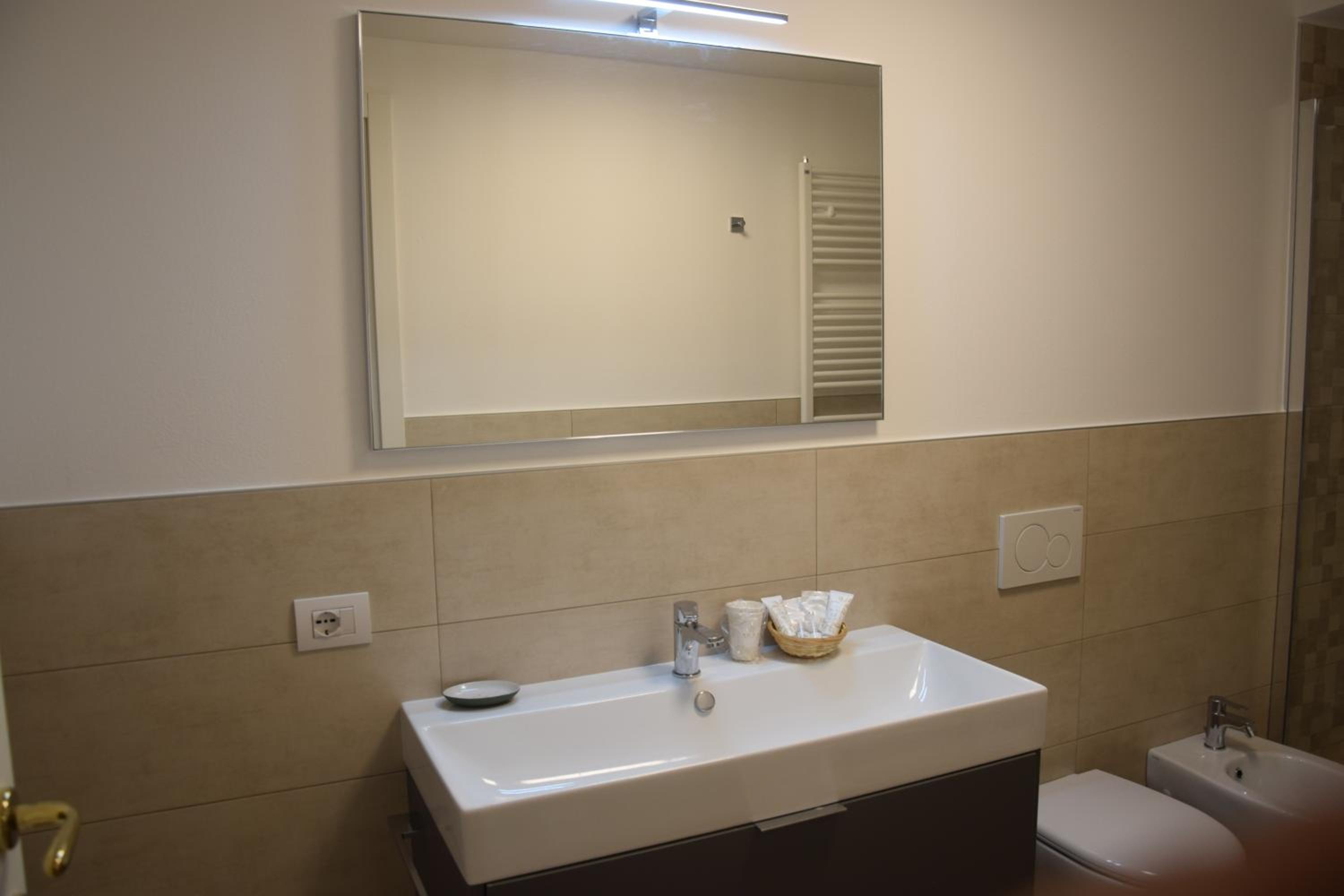 Double Room with Private Bathroom - Photo 5