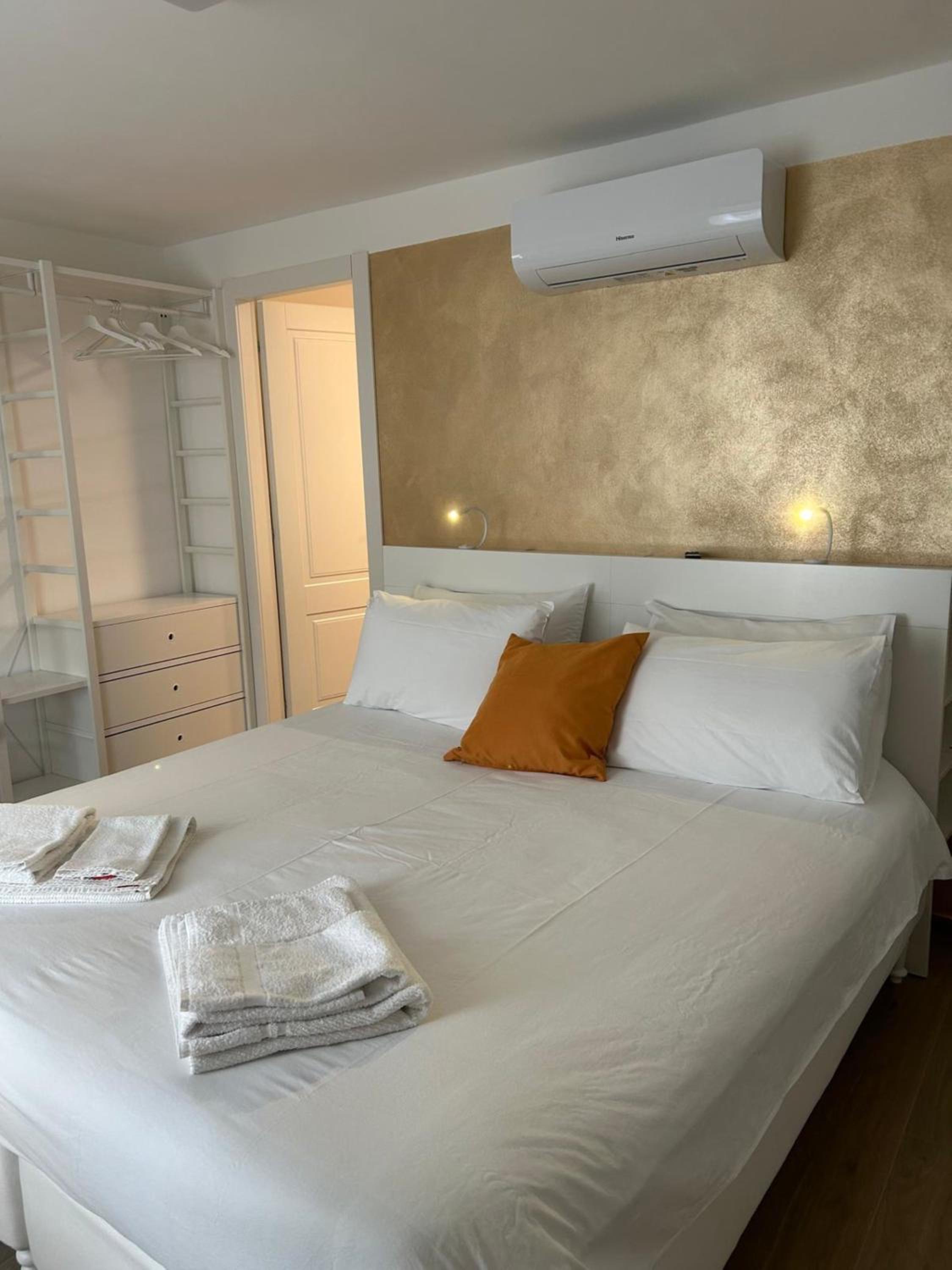 Double Room with Private Bathroom - Photo 6