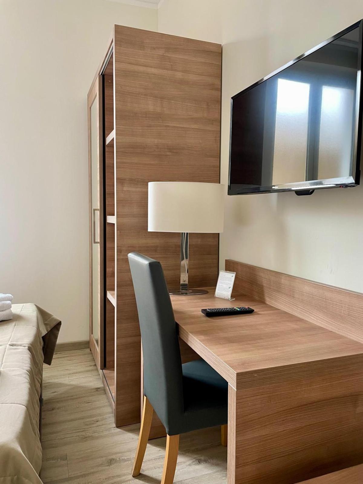 Double or Twin Room with Private Bathroom photo 3