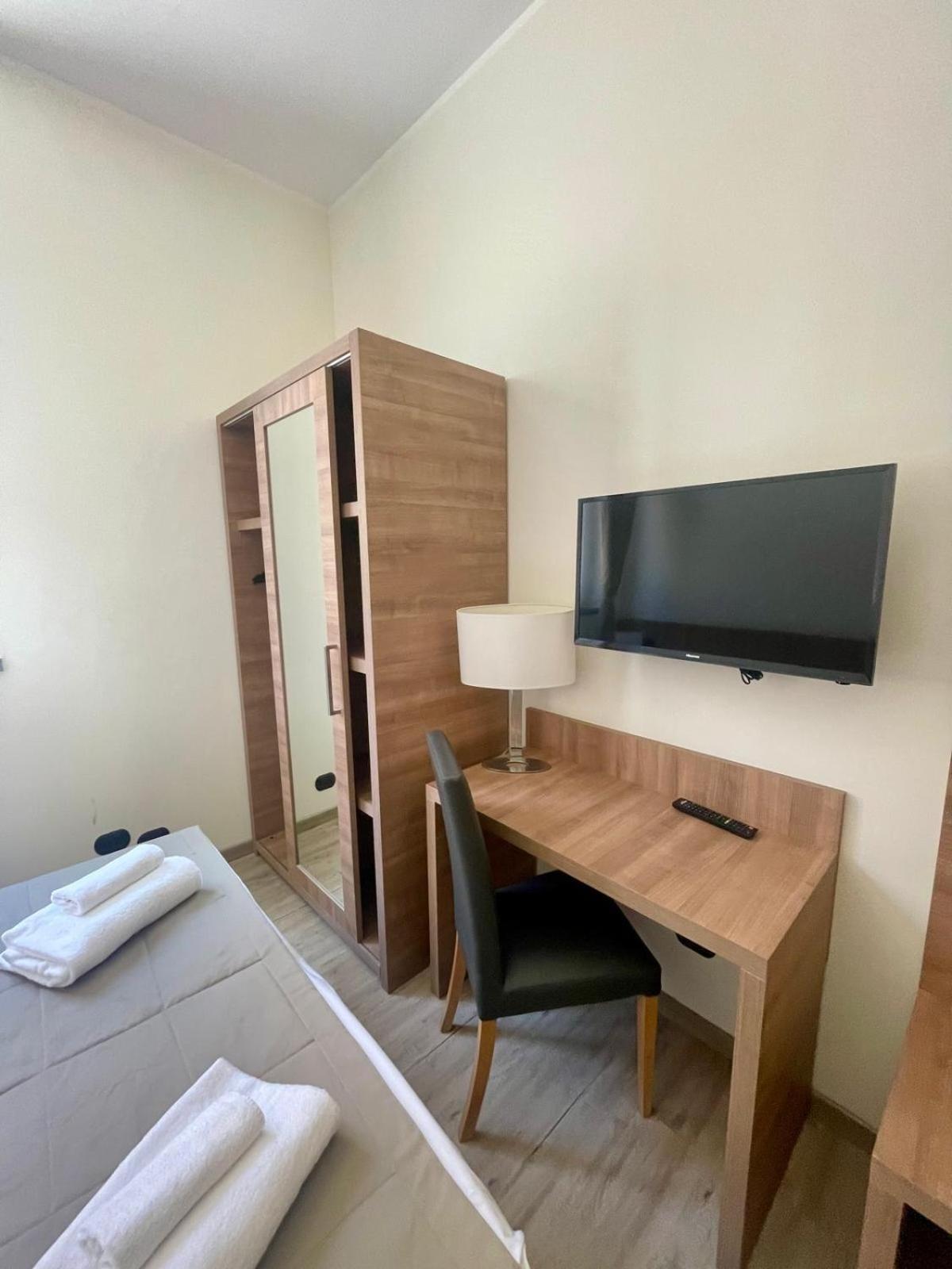 Double or Twin Room with Private Bathroom photo 3