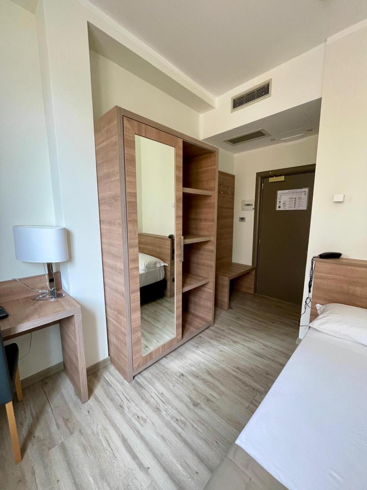 Single Room photo 3