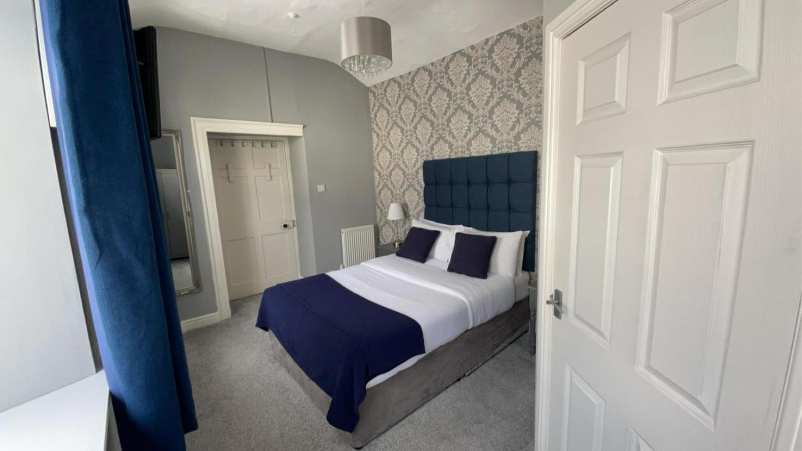 Three-Bedroom Apartment - Photo 20