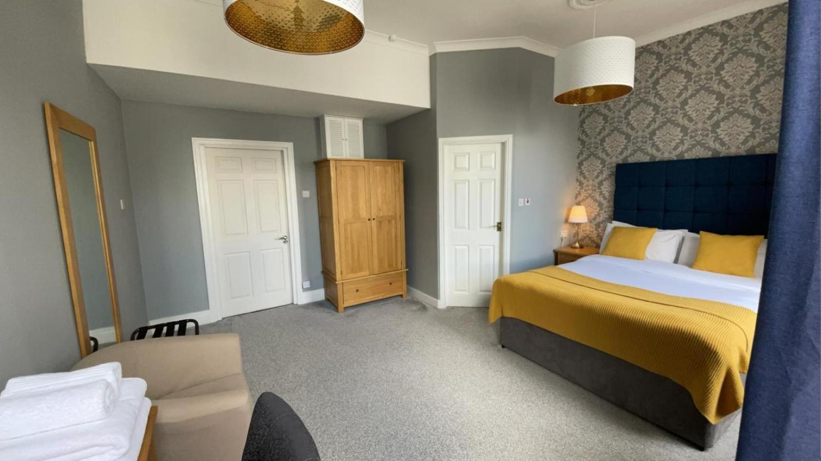 Three-Bedroom Apartment - Photo 21