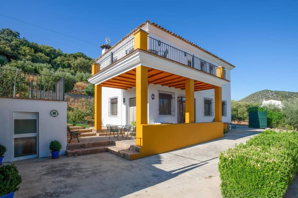 Five-Bedroom House photo 3