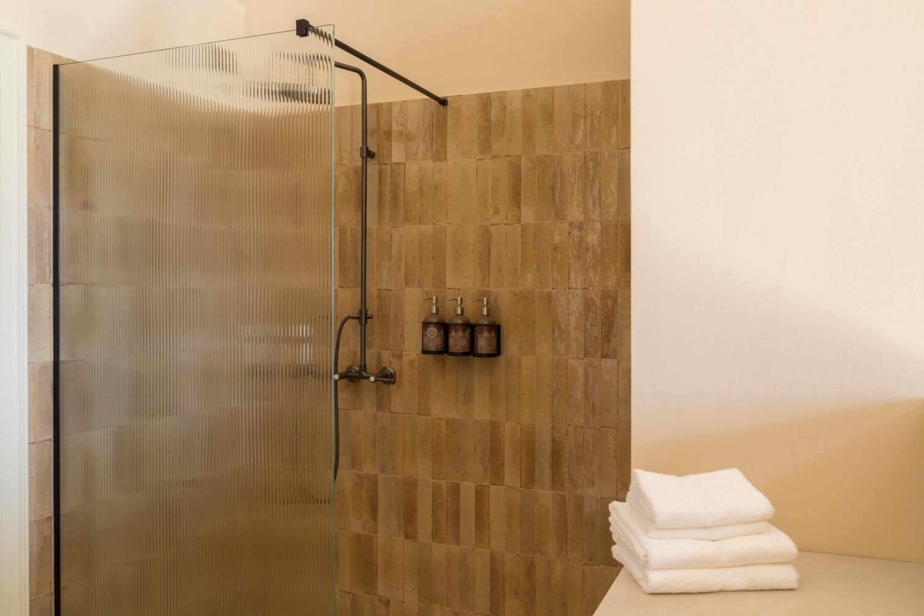 Deluxe Double Room with Balcony - Photo 4