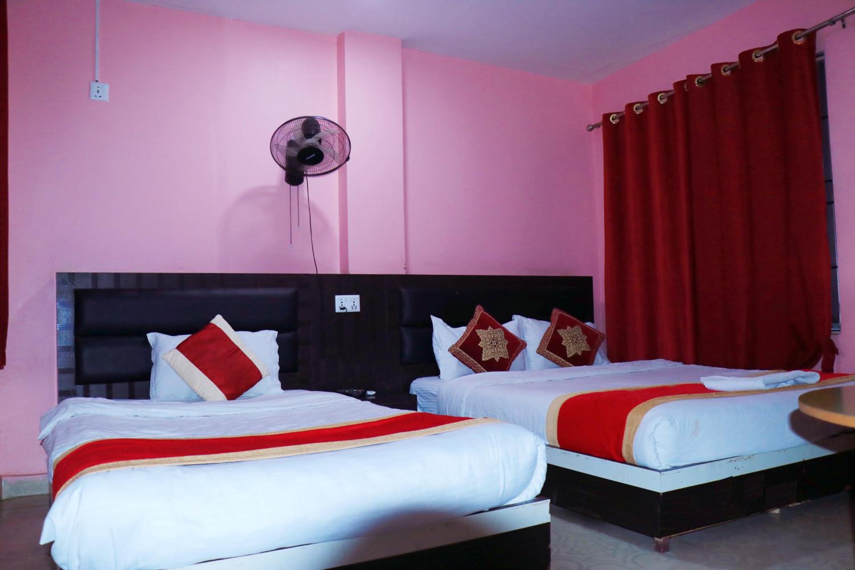 Deluxe Double Room (2 Adults + 1 Child)