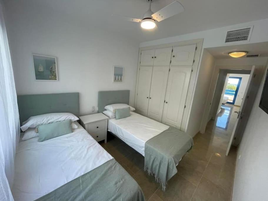 Apartamento de dos habitaciones con balcón y vista al mar