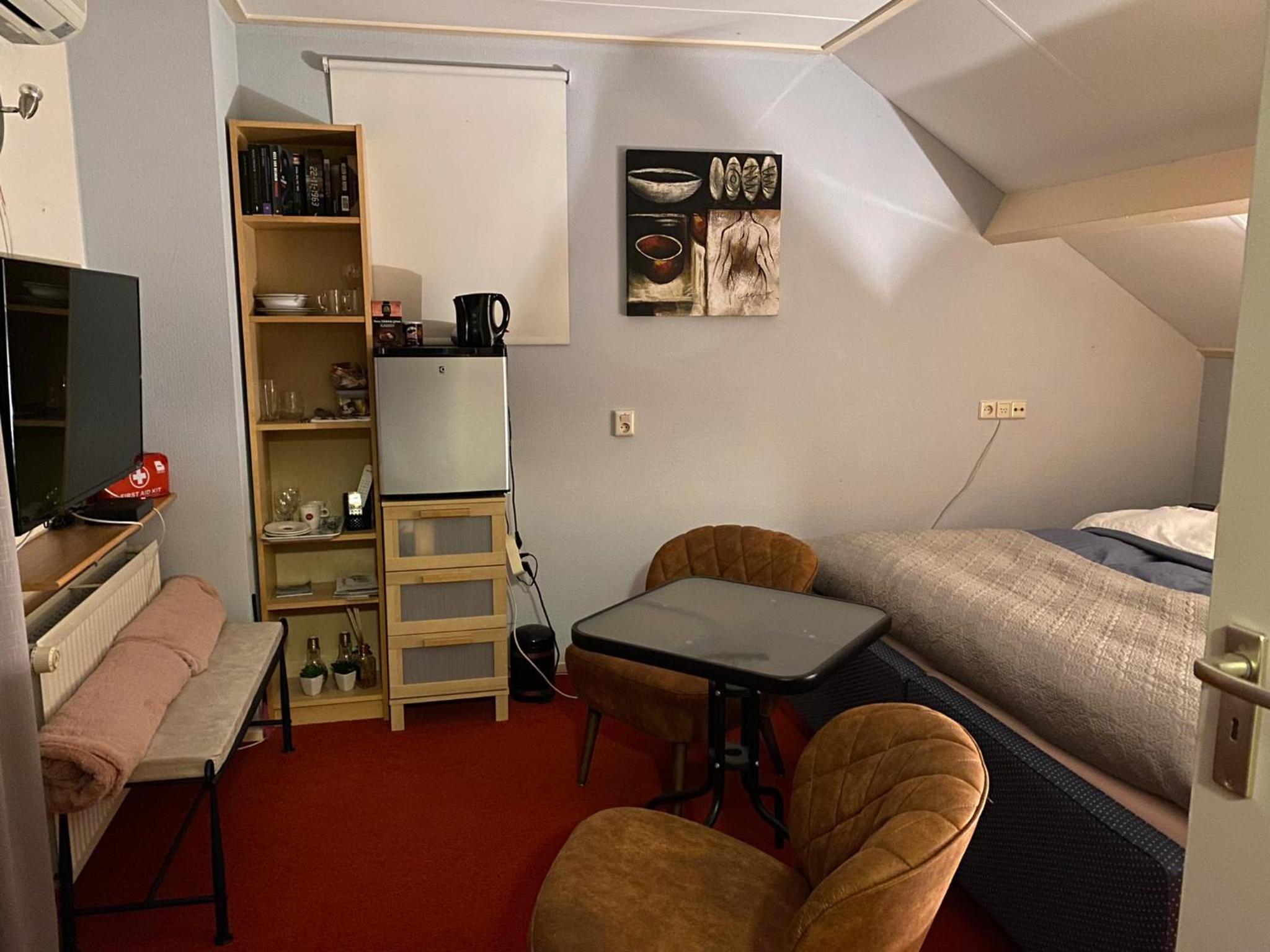 Queen Room with Shared Bathroom photo 3