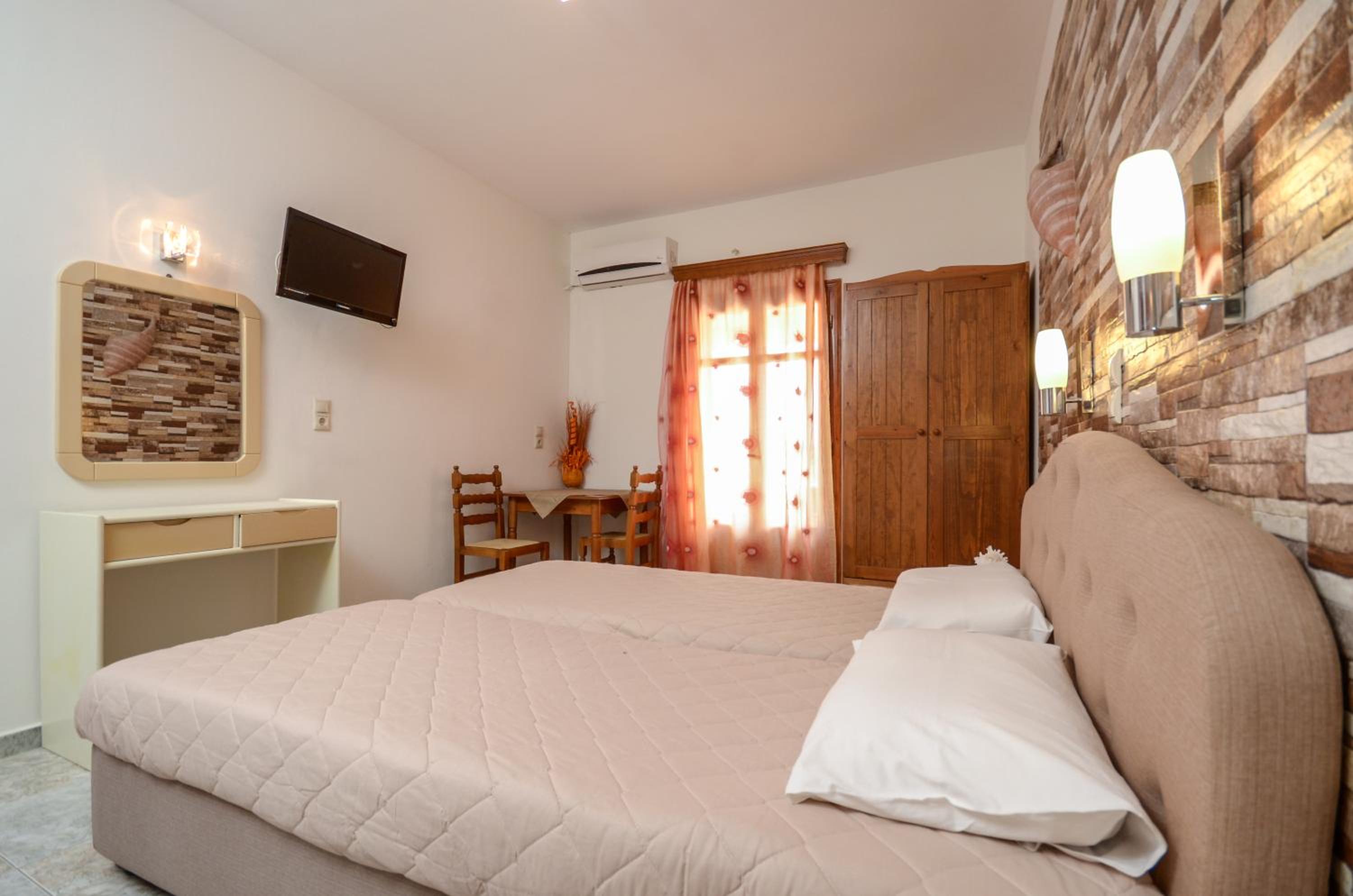 Studio (2 Adults) - Photo 1