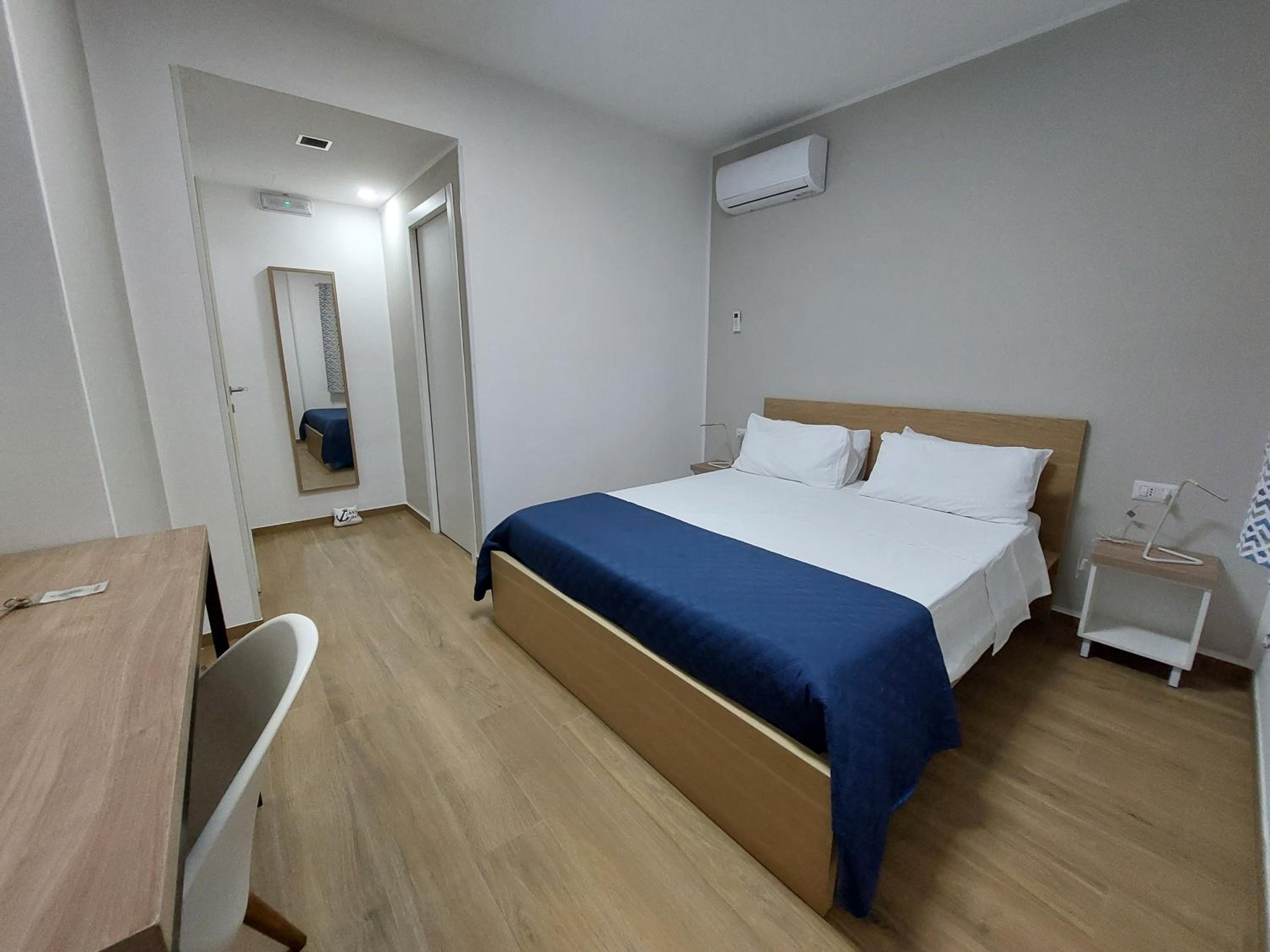 Double Room with Private Bathroom - Photo 9