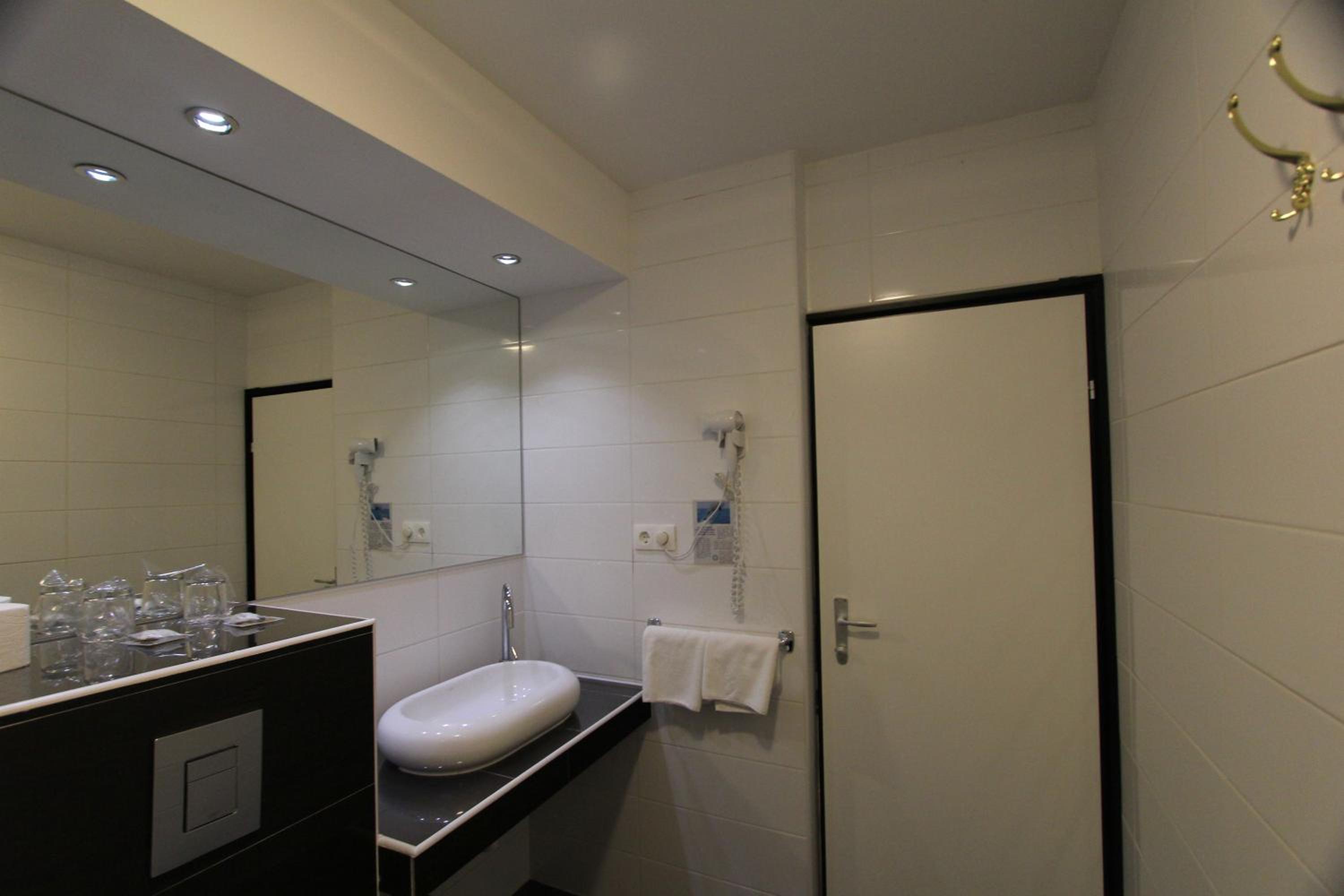 One-Bedroom Apartment - Photo 3