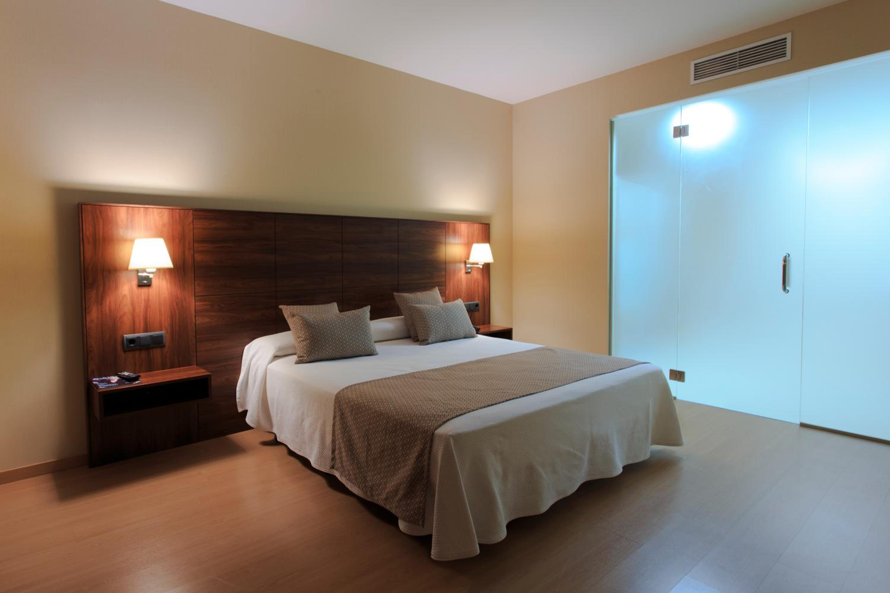 Double or Twin Room - Photo 4