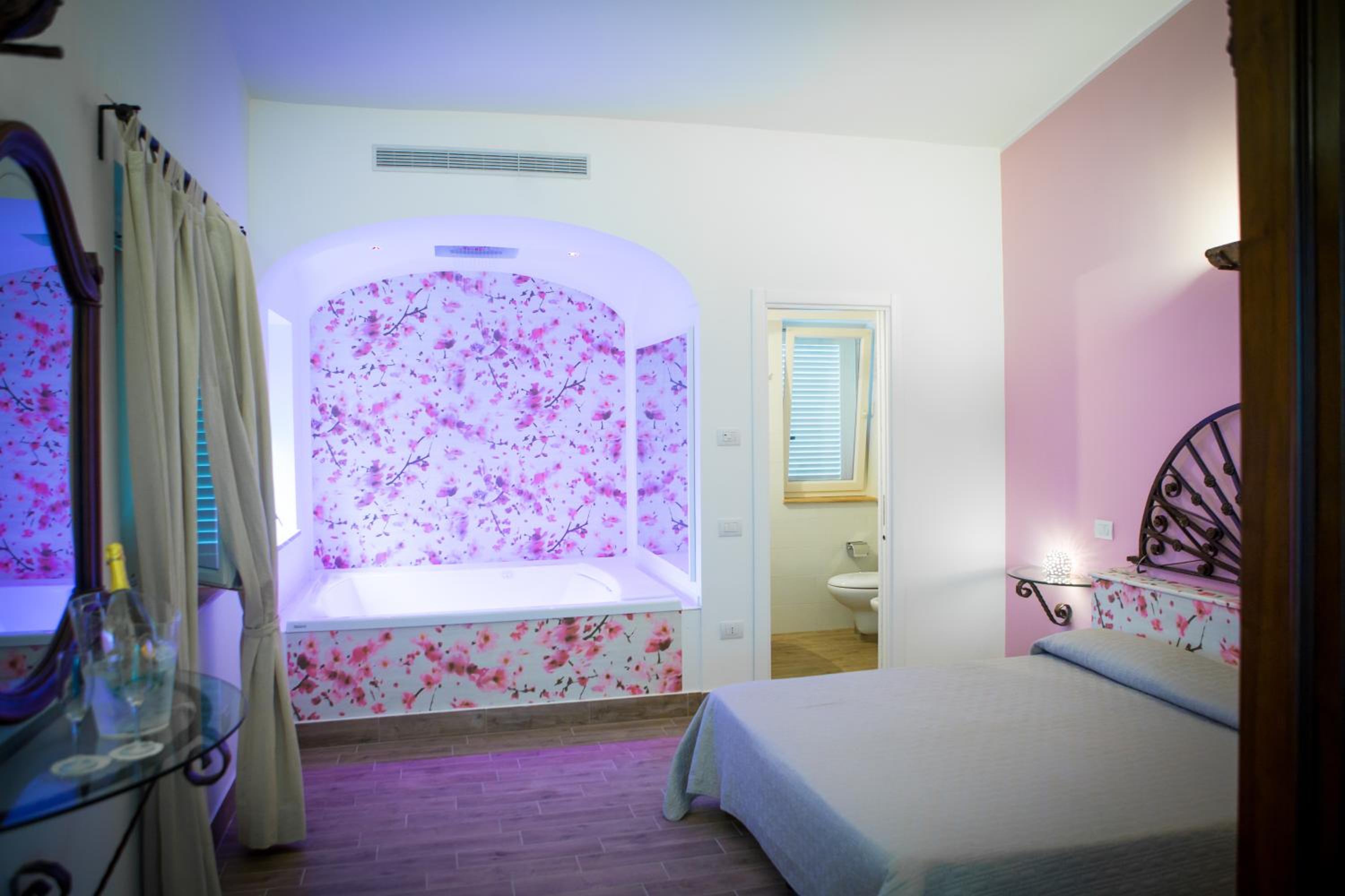 Suite with Spa Bath - Photo 15