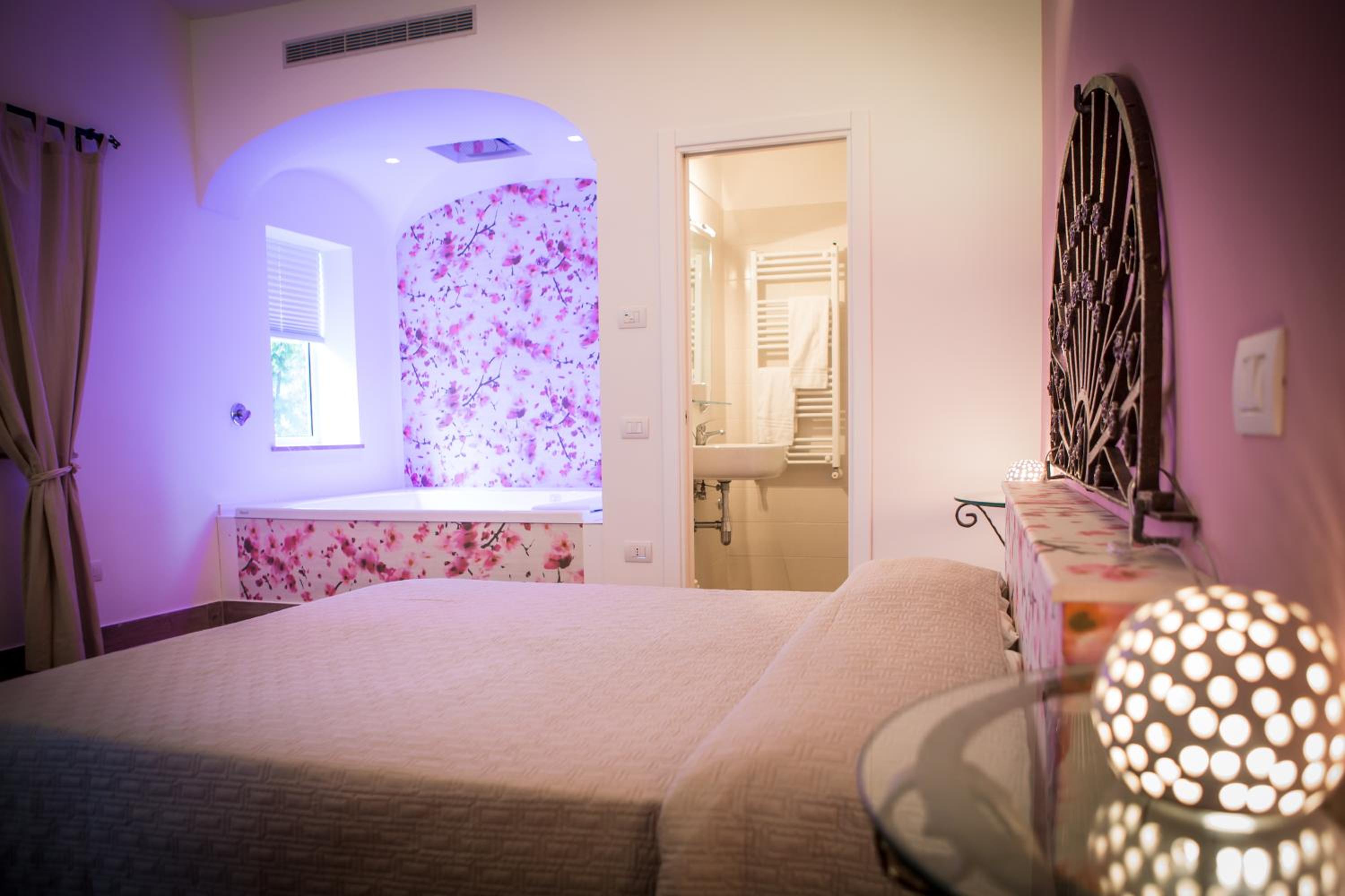 Suite with Spa Bath - Photo 9