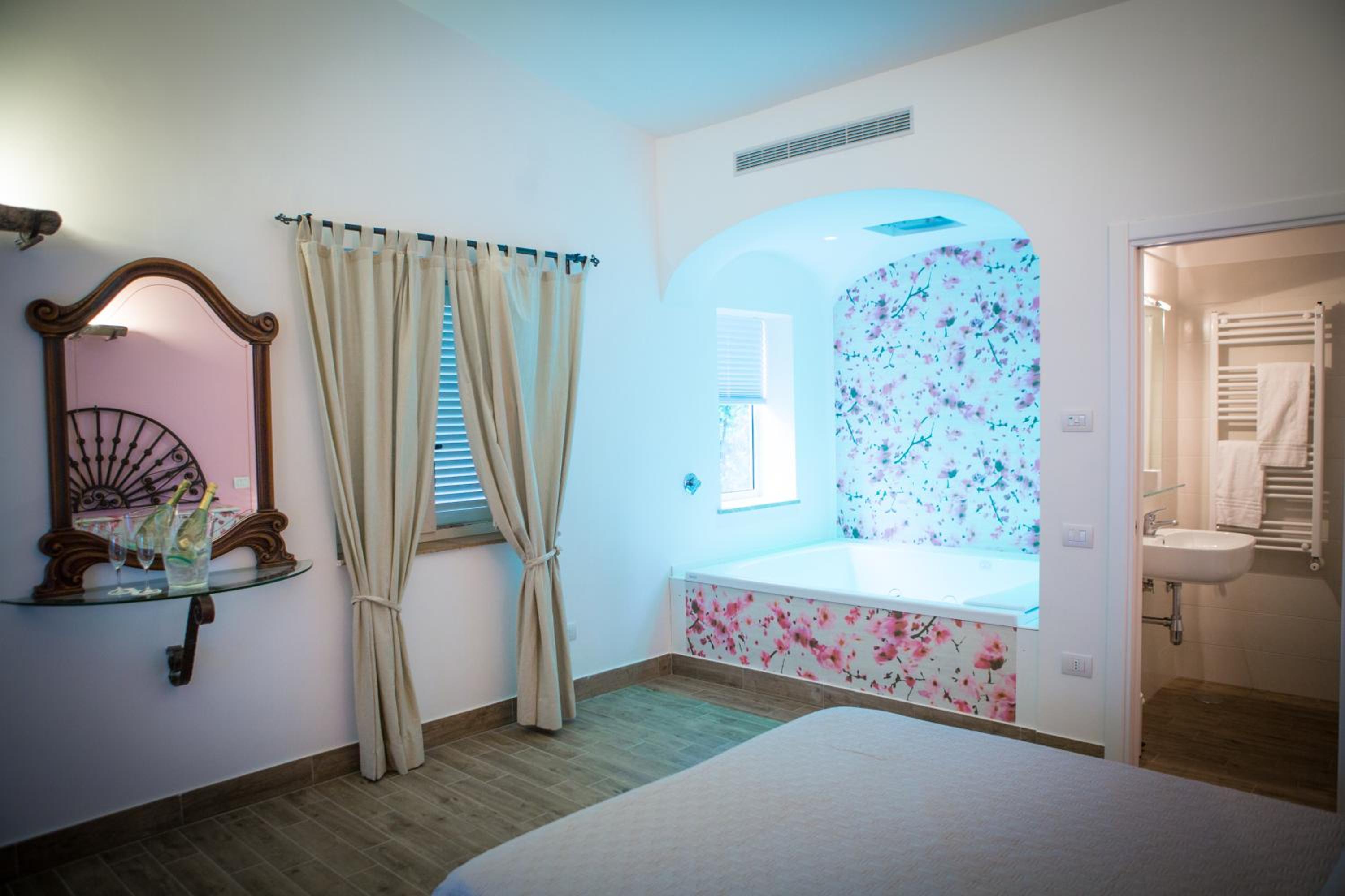 Suite with Spa Bath - Photo 8