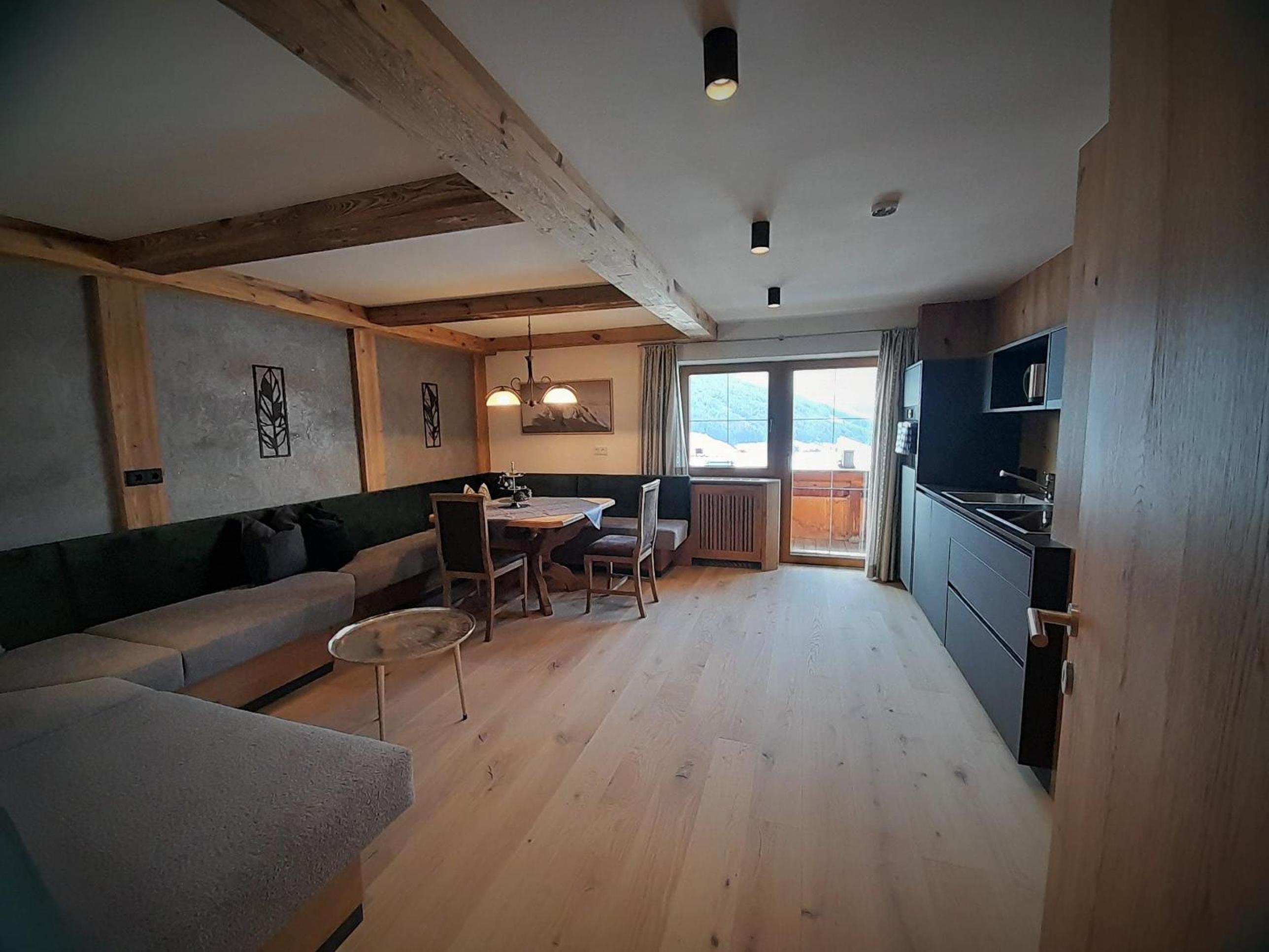 Three-Bedroom Apartment with Mountain View photo 3