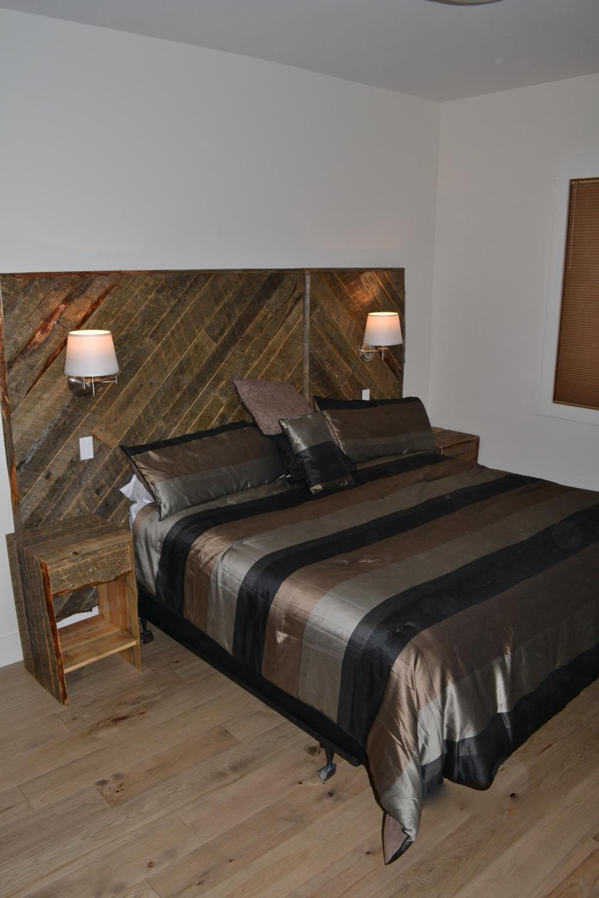 King Room with Roll-In Shower - Disability Access photo 2