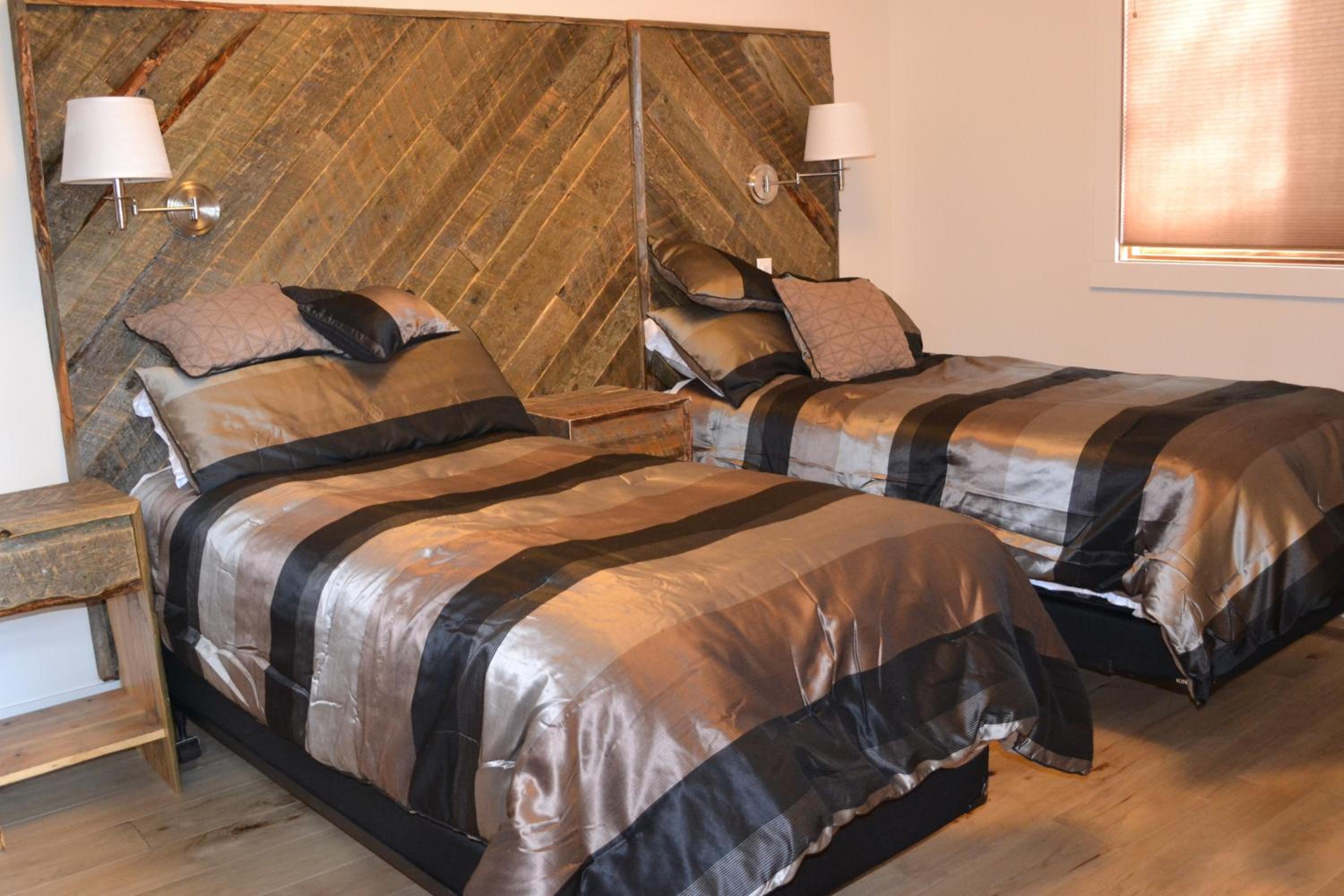 King Room with Roll-In Shower - Disability Access photo 3