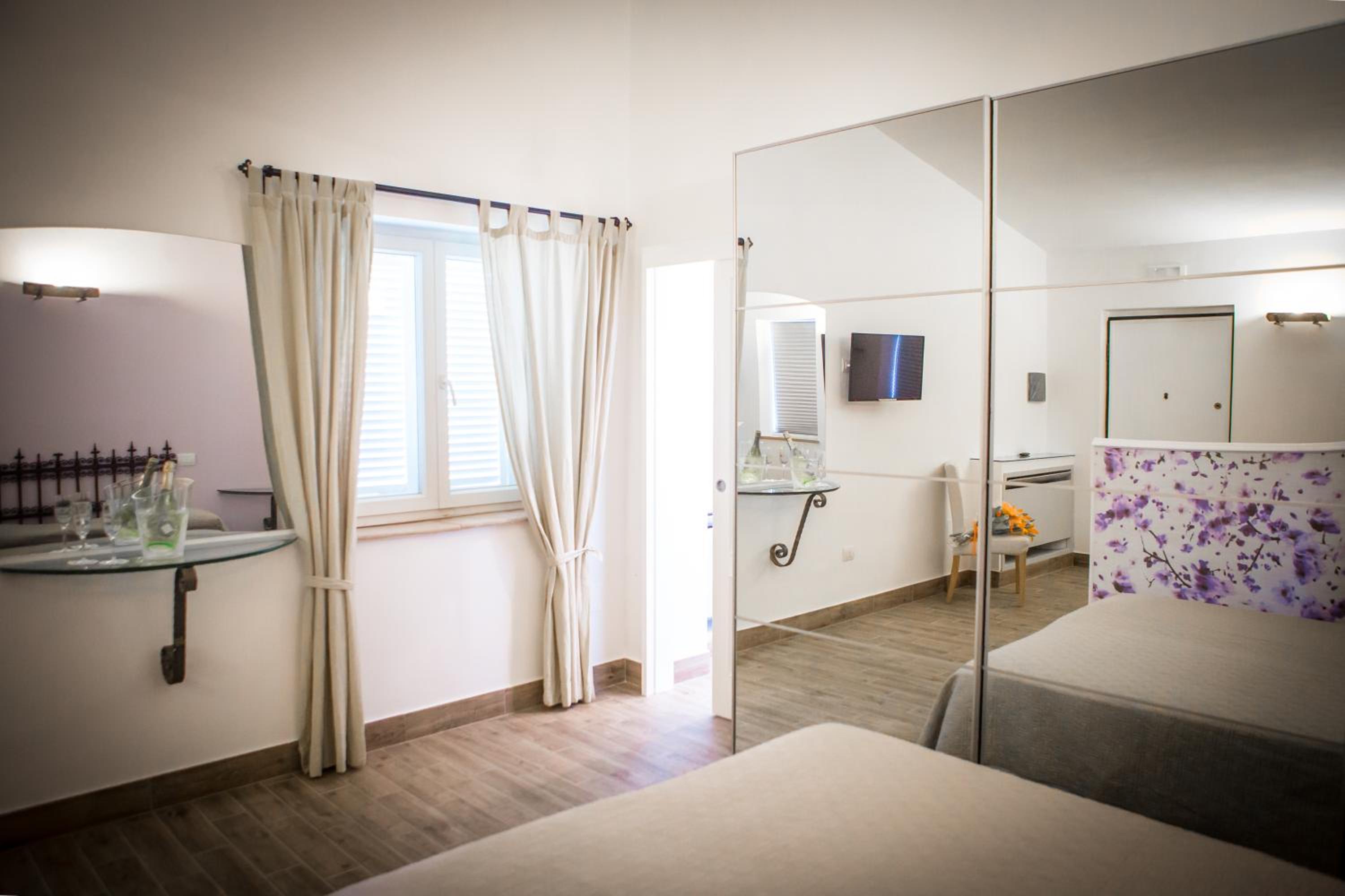 Suite with Spa Bath - Photo 12