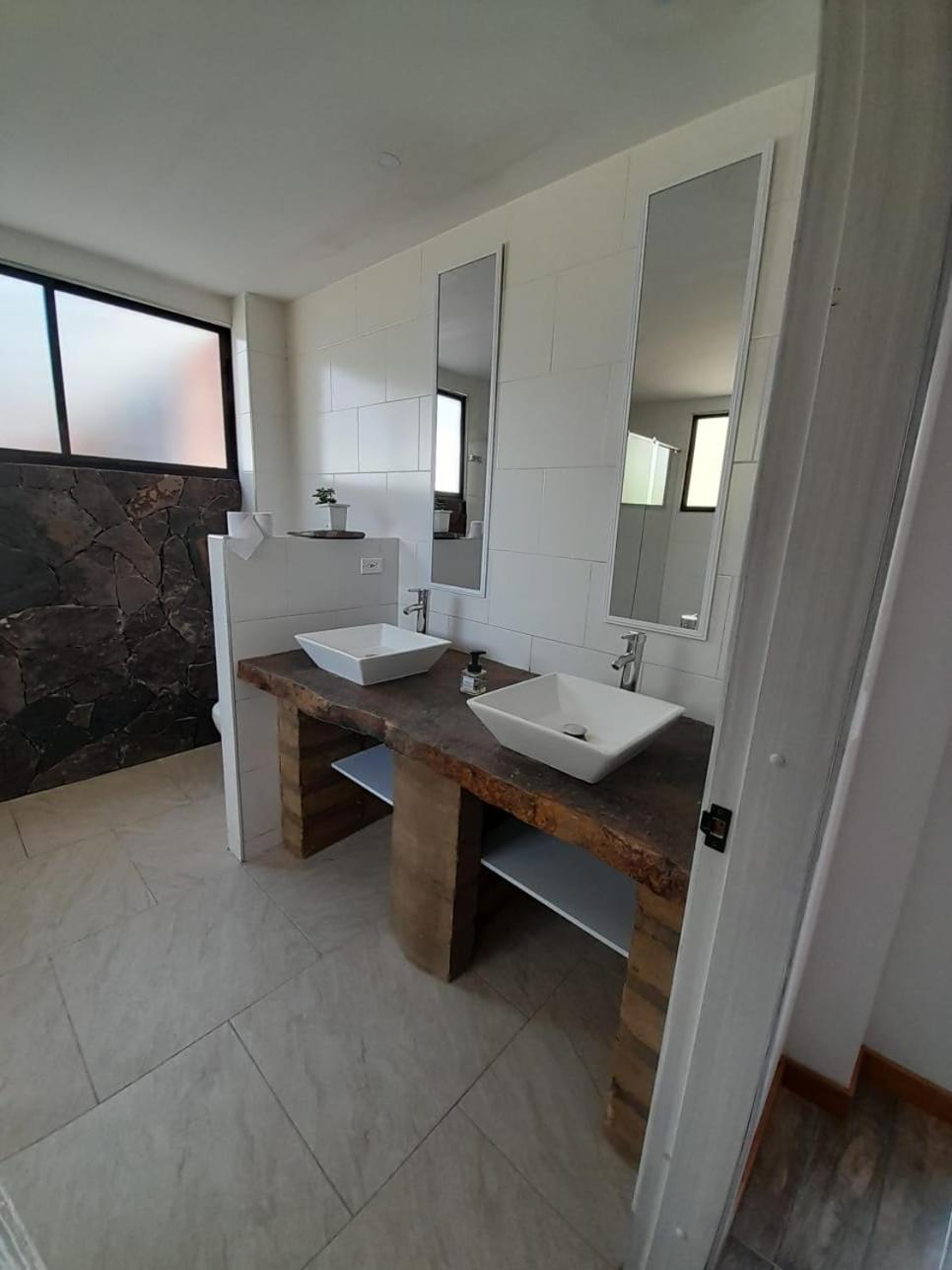 Five-Bedroom House photo 2
