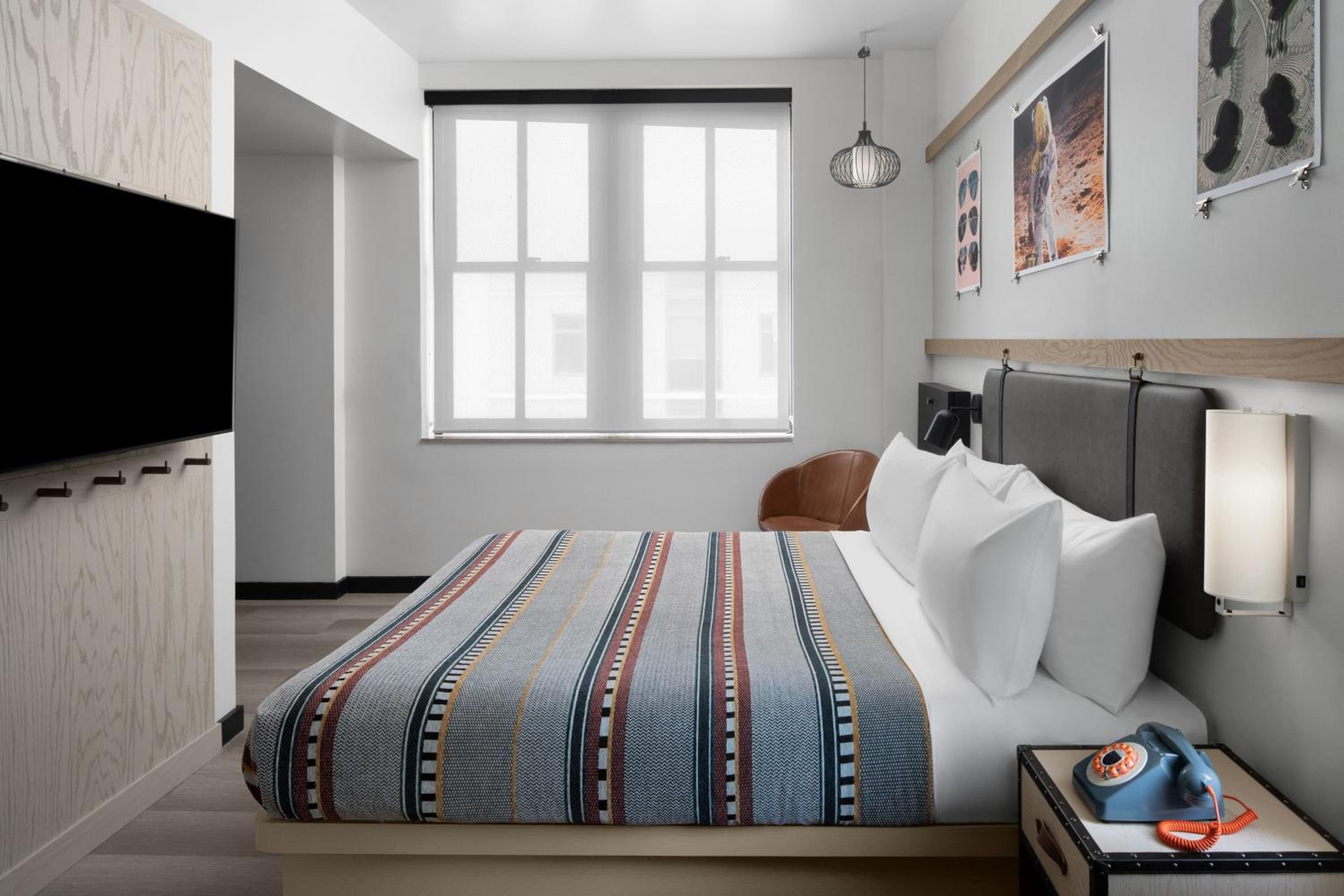 Standard King Room - Hearing Accessible - Photo 1