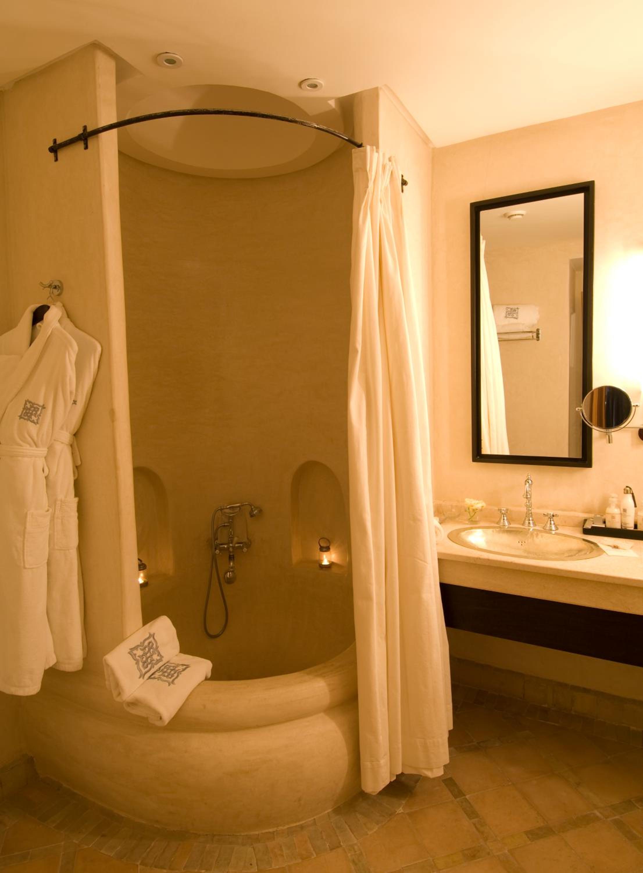 De Luxe Room with Side Sea View - Photo 3