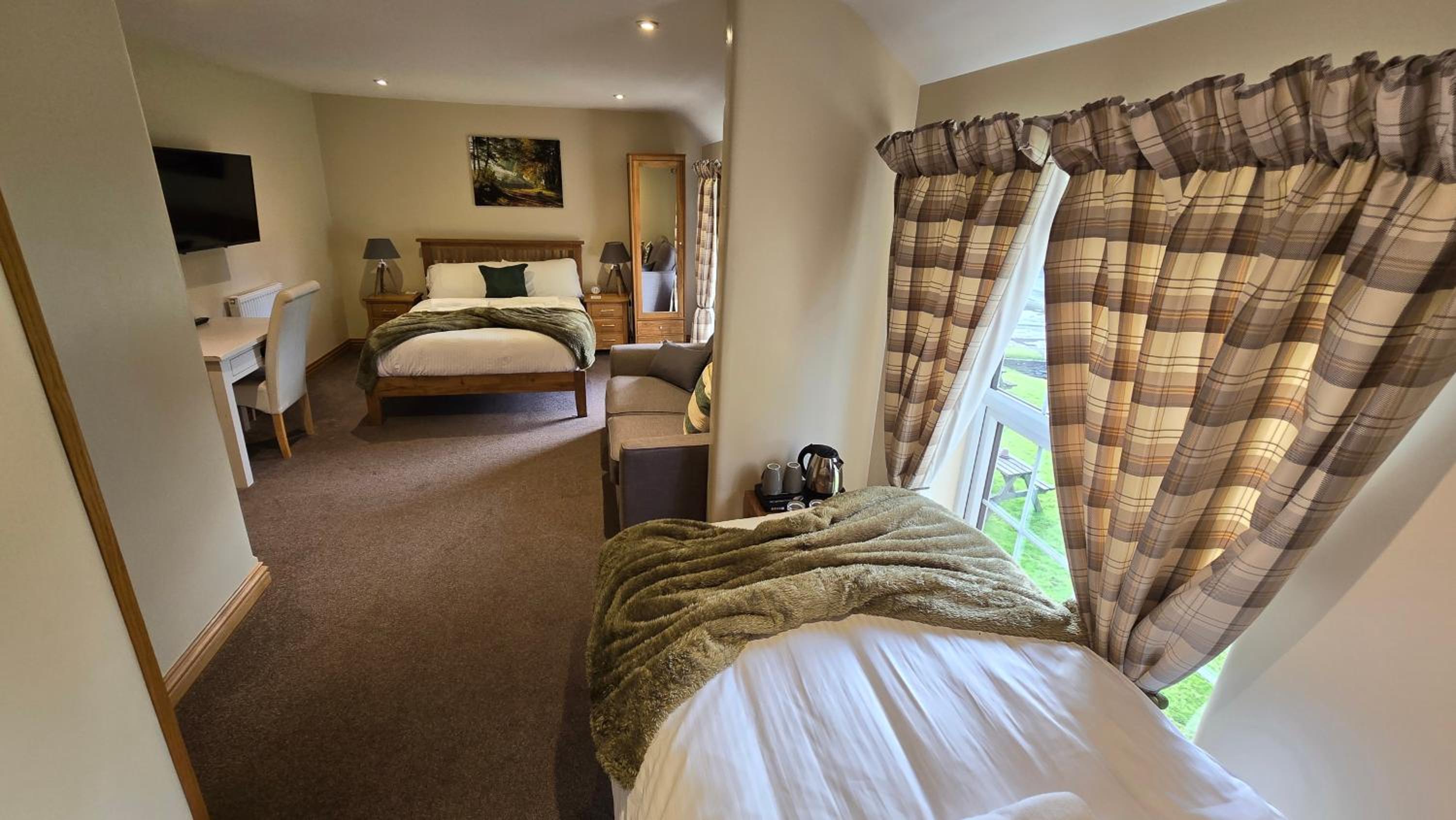 Deluxe Family Suite photo 2