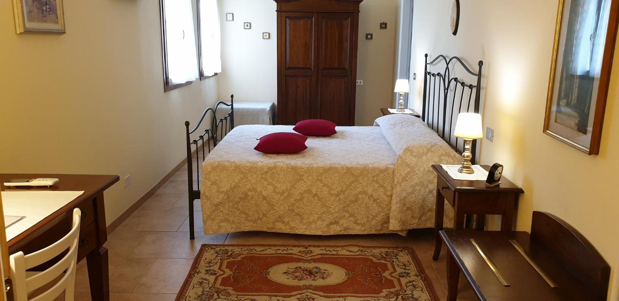 Queen Room photo 1