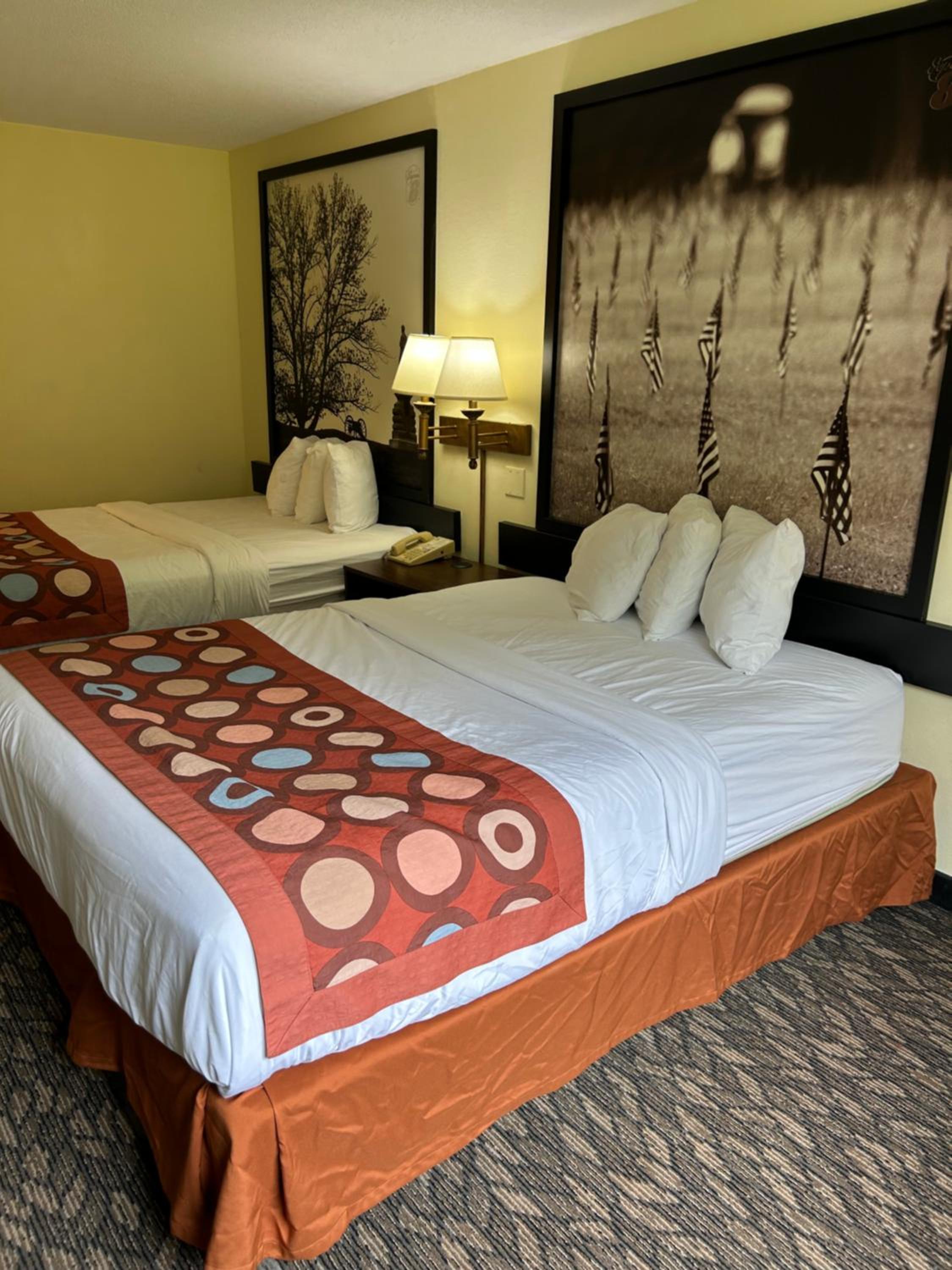 Queen Room with Two Queen Beds - Non-Smoking - Photo 3