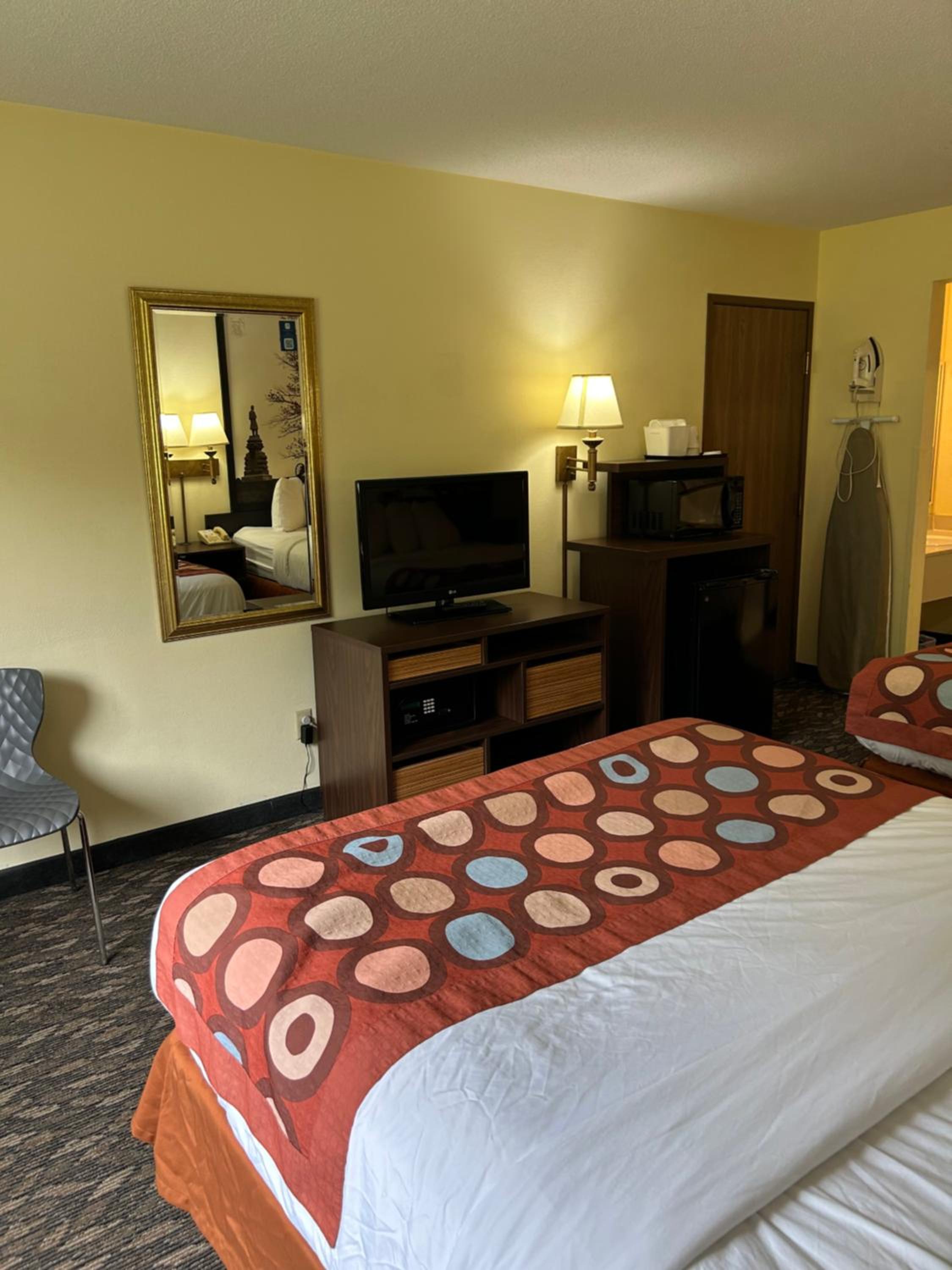 Queen Room with Two Queen Beds - Non-Smoking - Photo 4