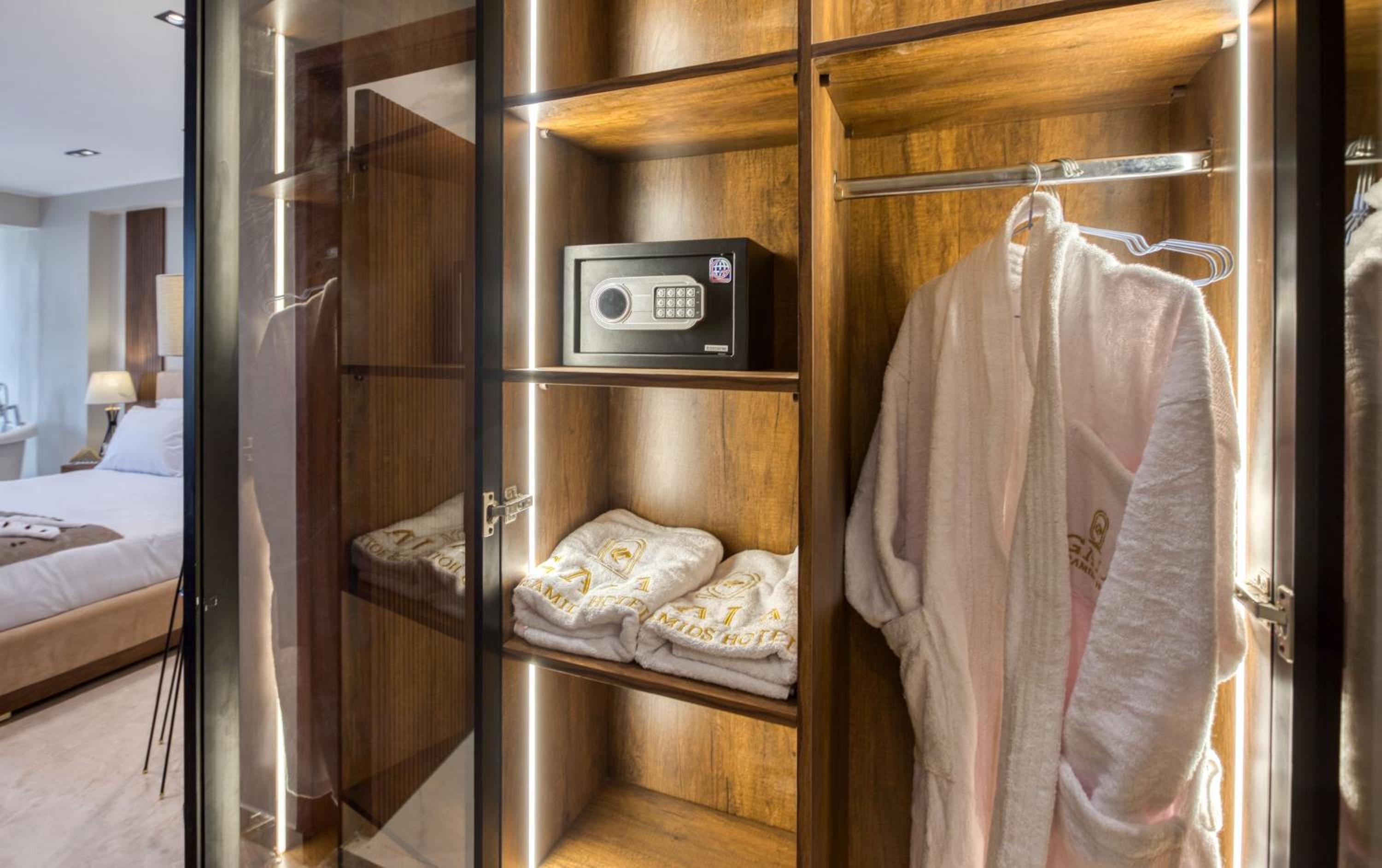 Queen Suite with Spa Bath photo 3