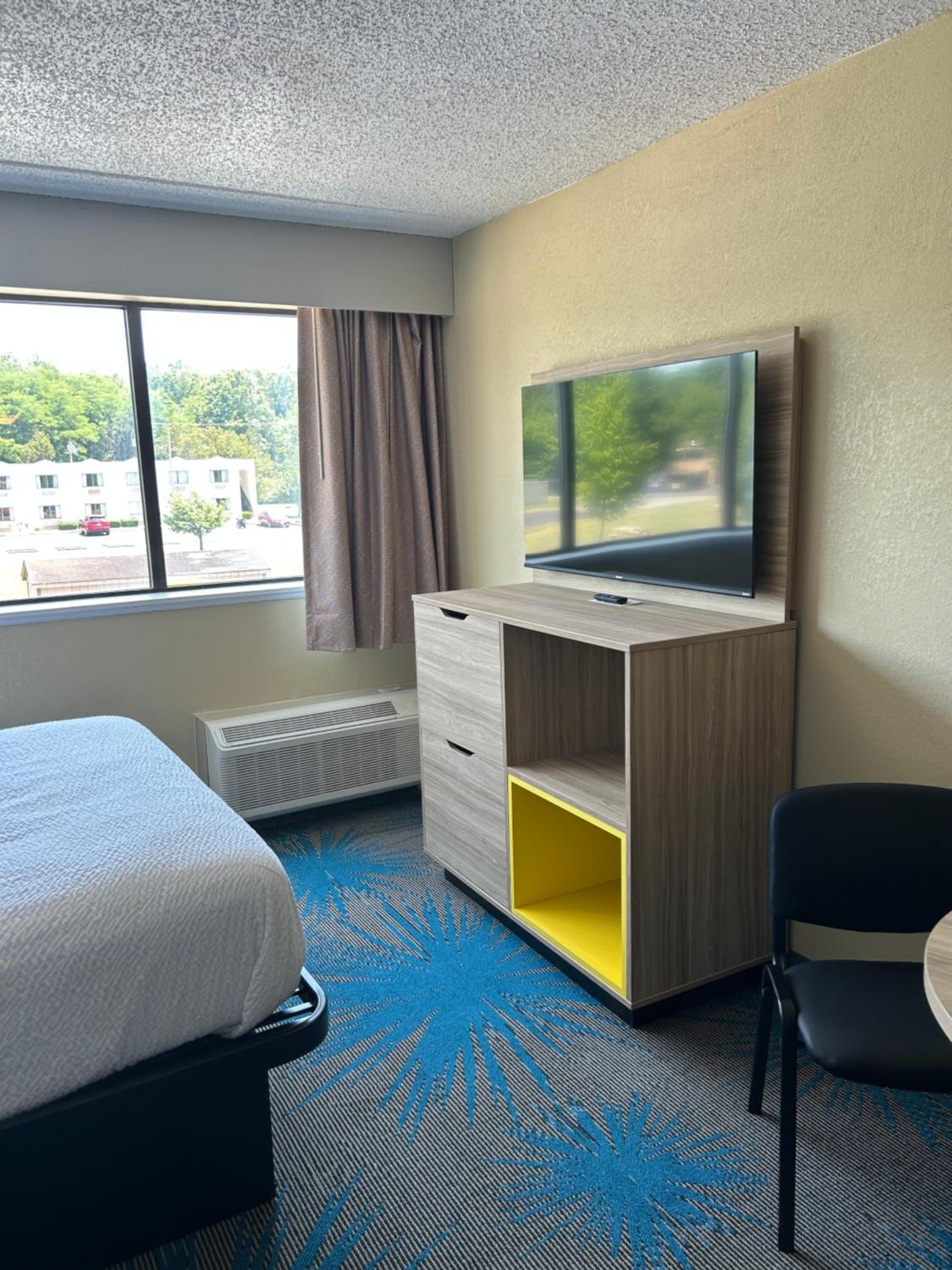 Family Suite - Non-Smoking - Photo 2
