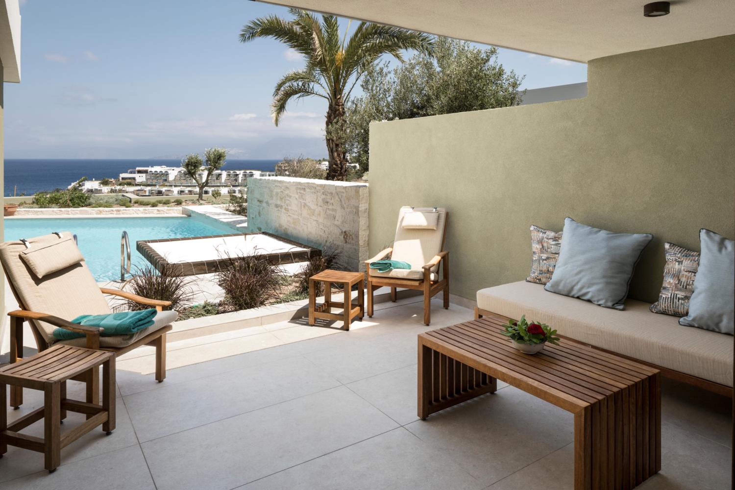 Premium Family One Bedroom Suite individual Pool - Photo 2