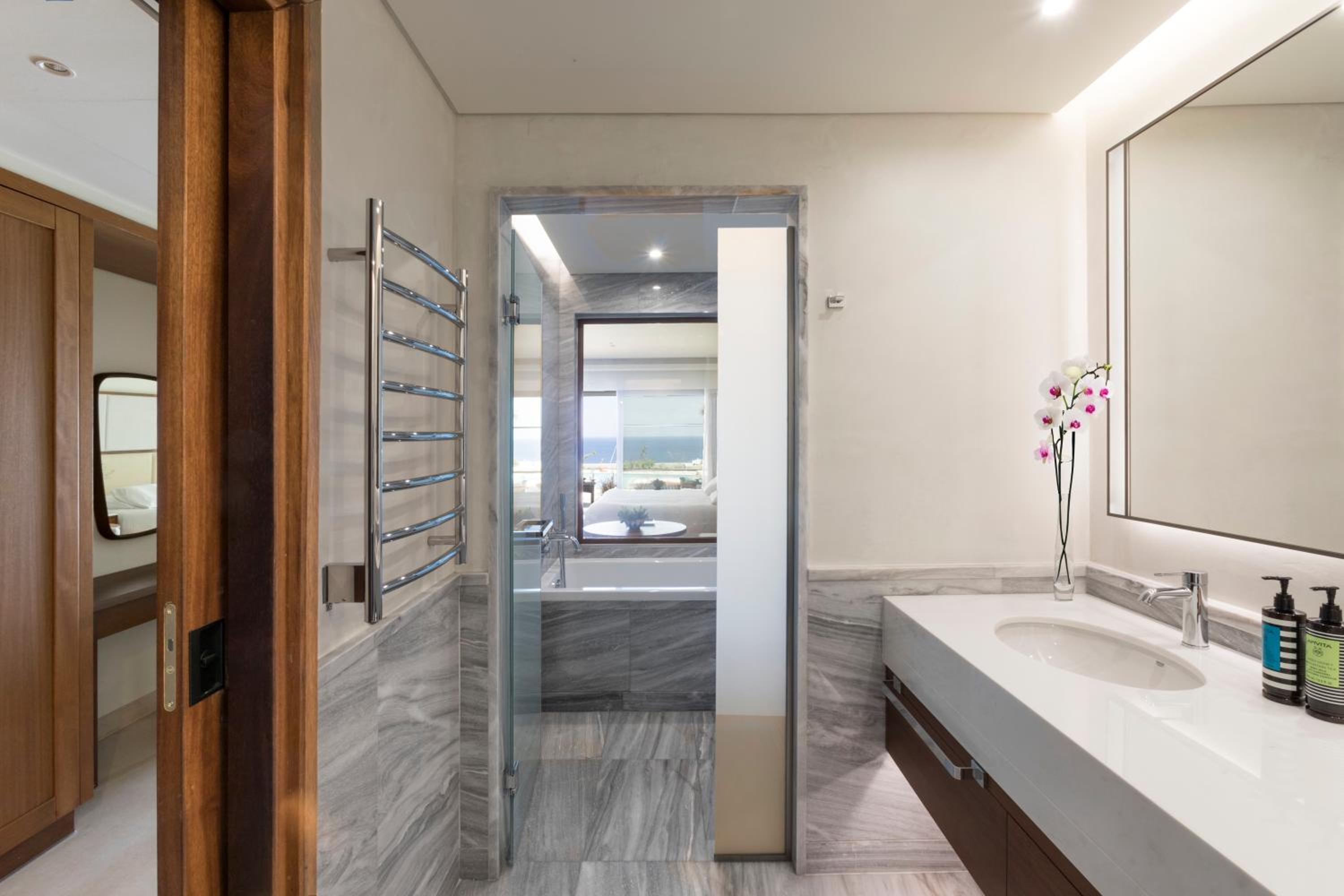 Premium Junior Suite Shared Pool photo 2