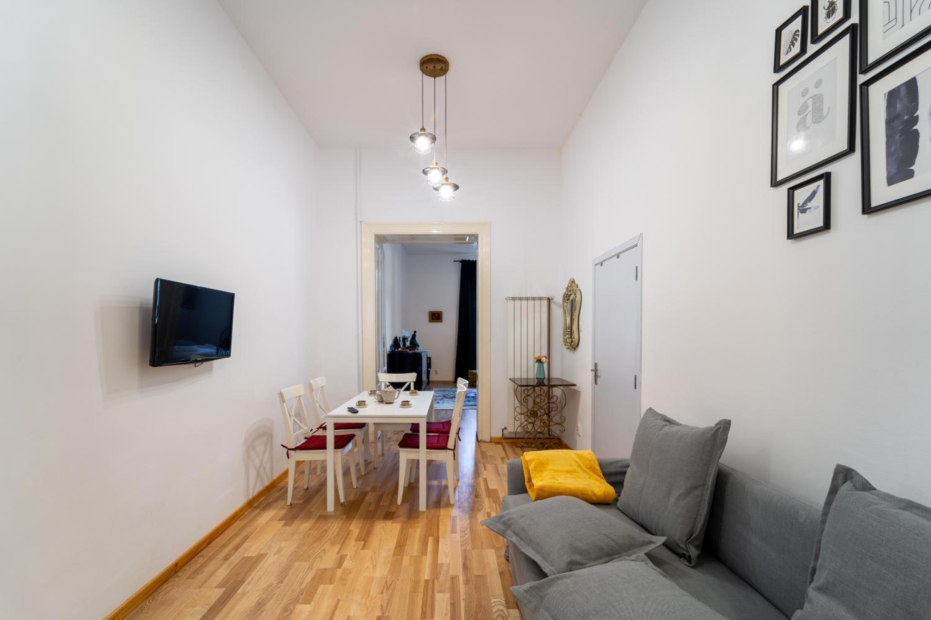 One-Bedroom Apartment photo 2