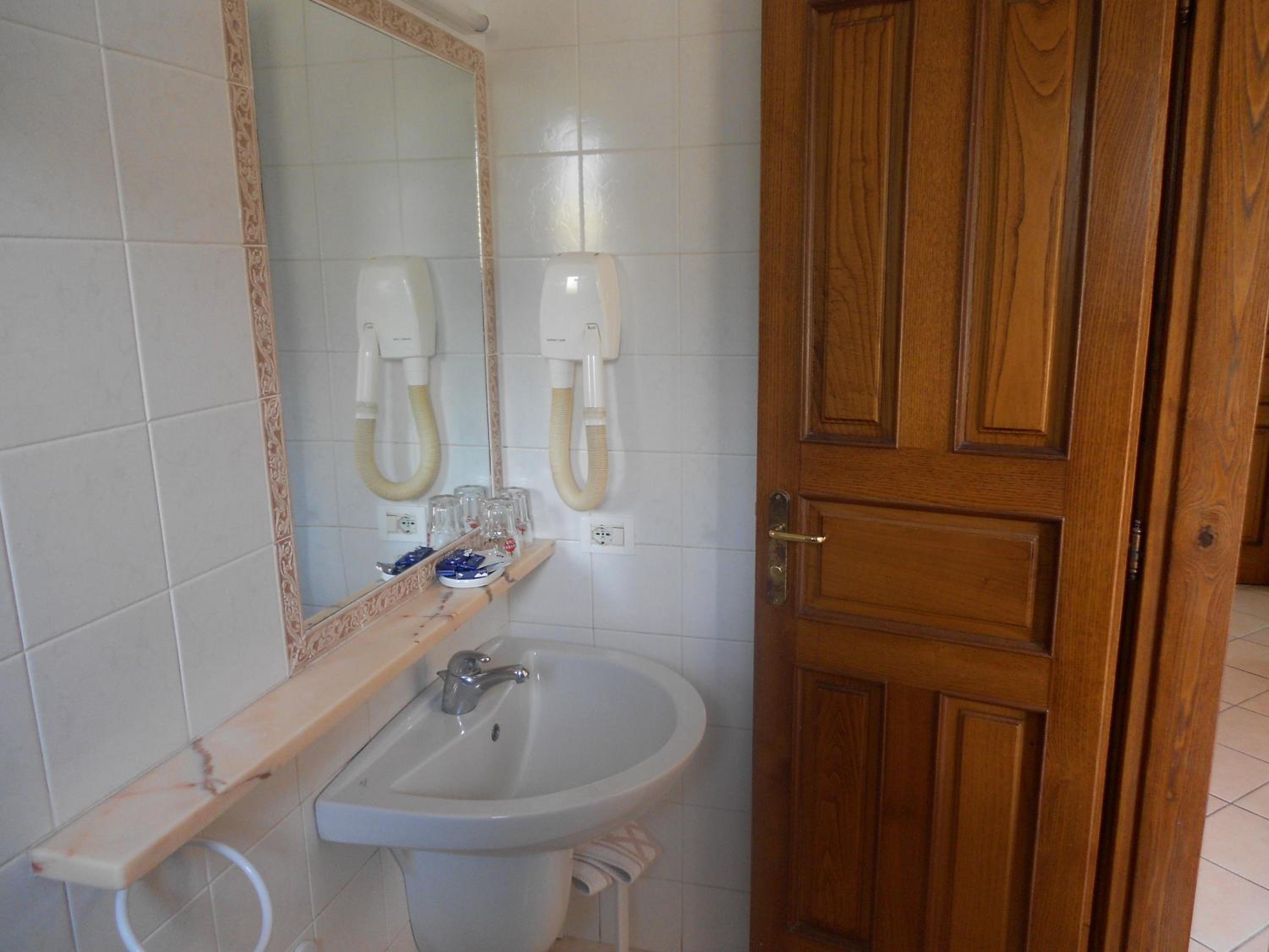 Economy Double or Twin Room photo 3