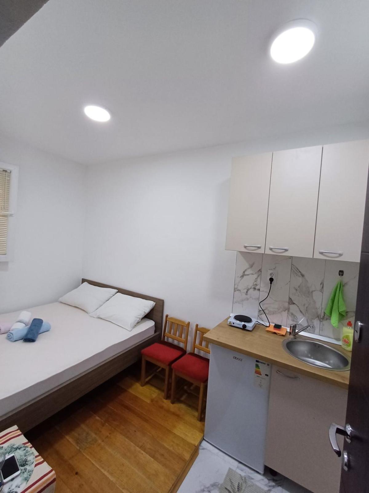 One-Bedroom Apartment photo 1