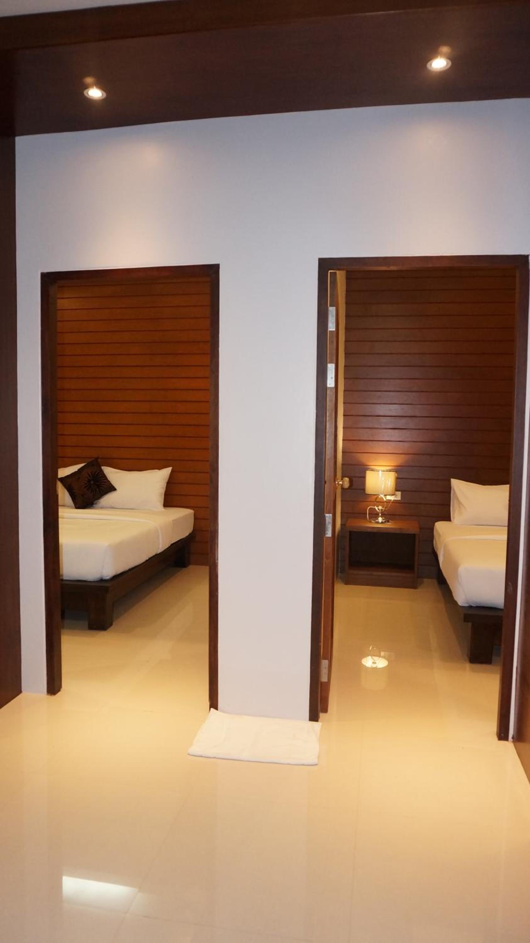 Deluxe Family Suite - Photo 10