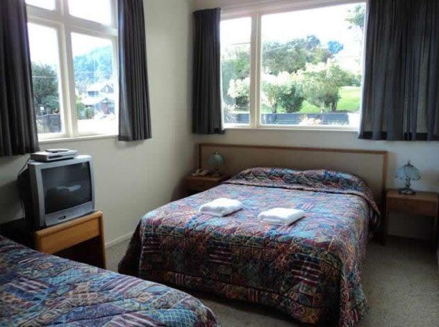 Double or Twin Room with Private Bathroom - Photo 5