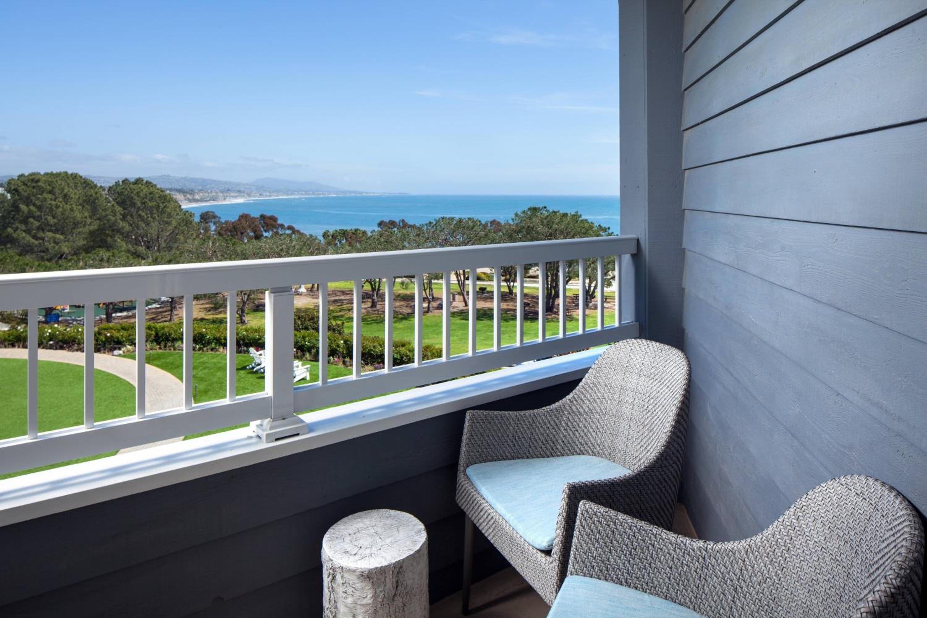 Double Room with Ocean View and Balcony - Photo 3