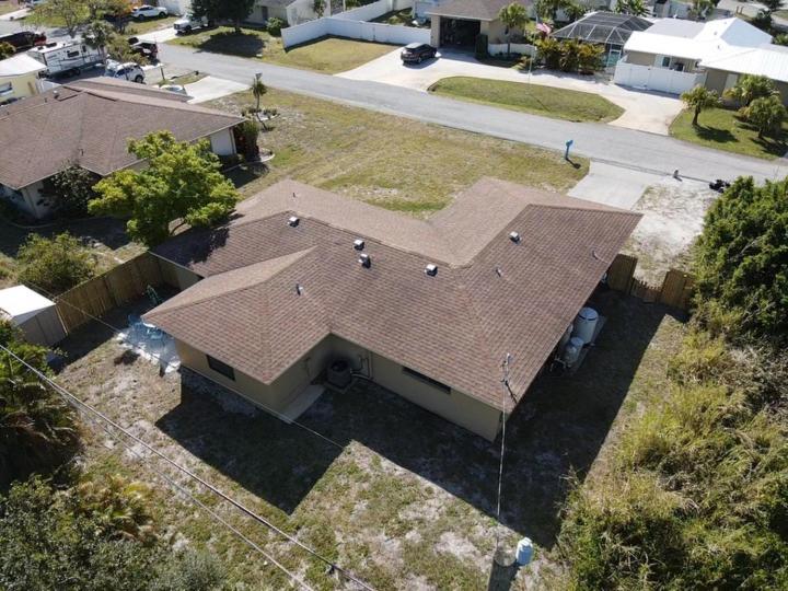 Three-Bedroom House photo 3