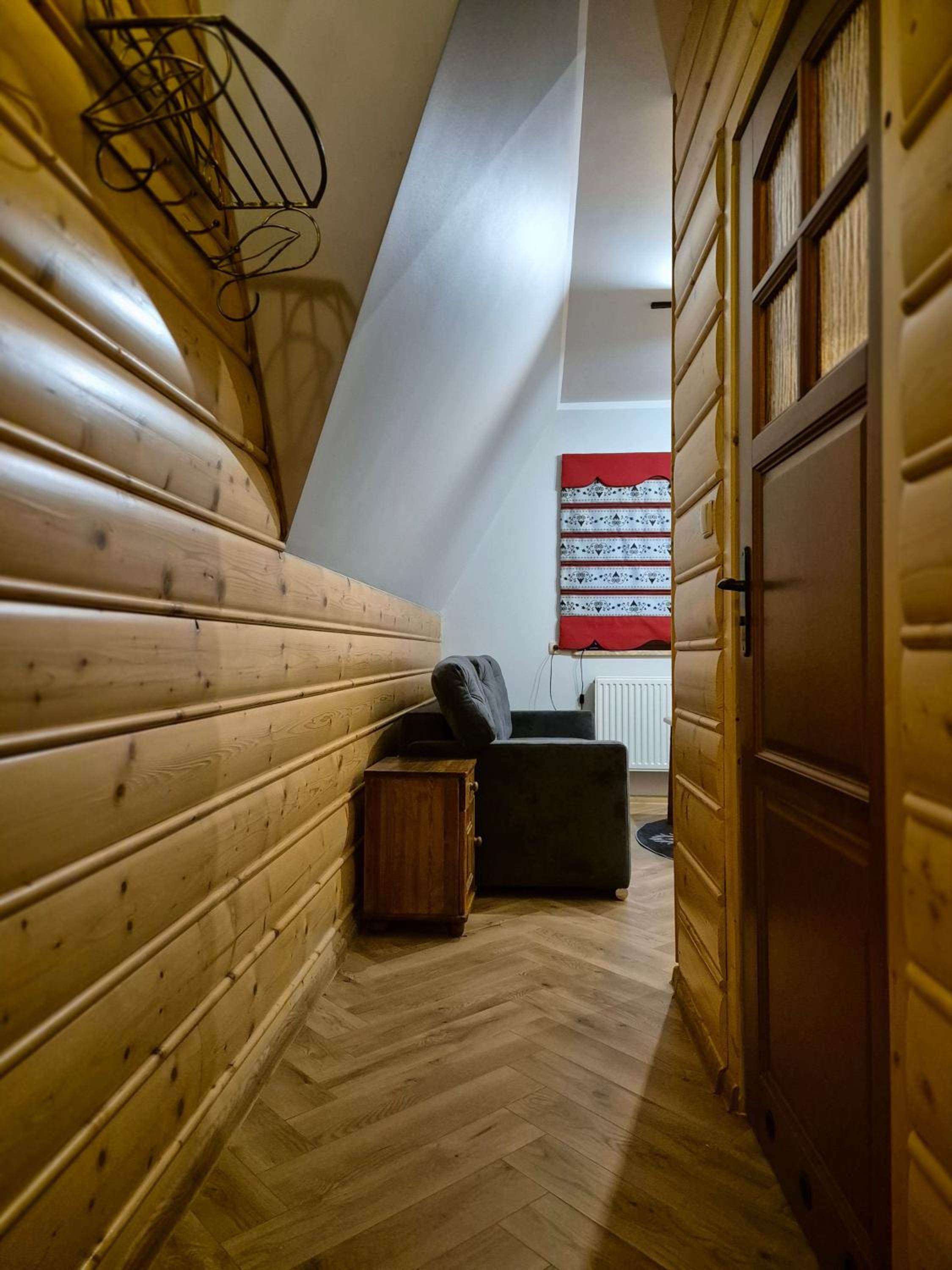 Deluxe One-Bedroom Apartment