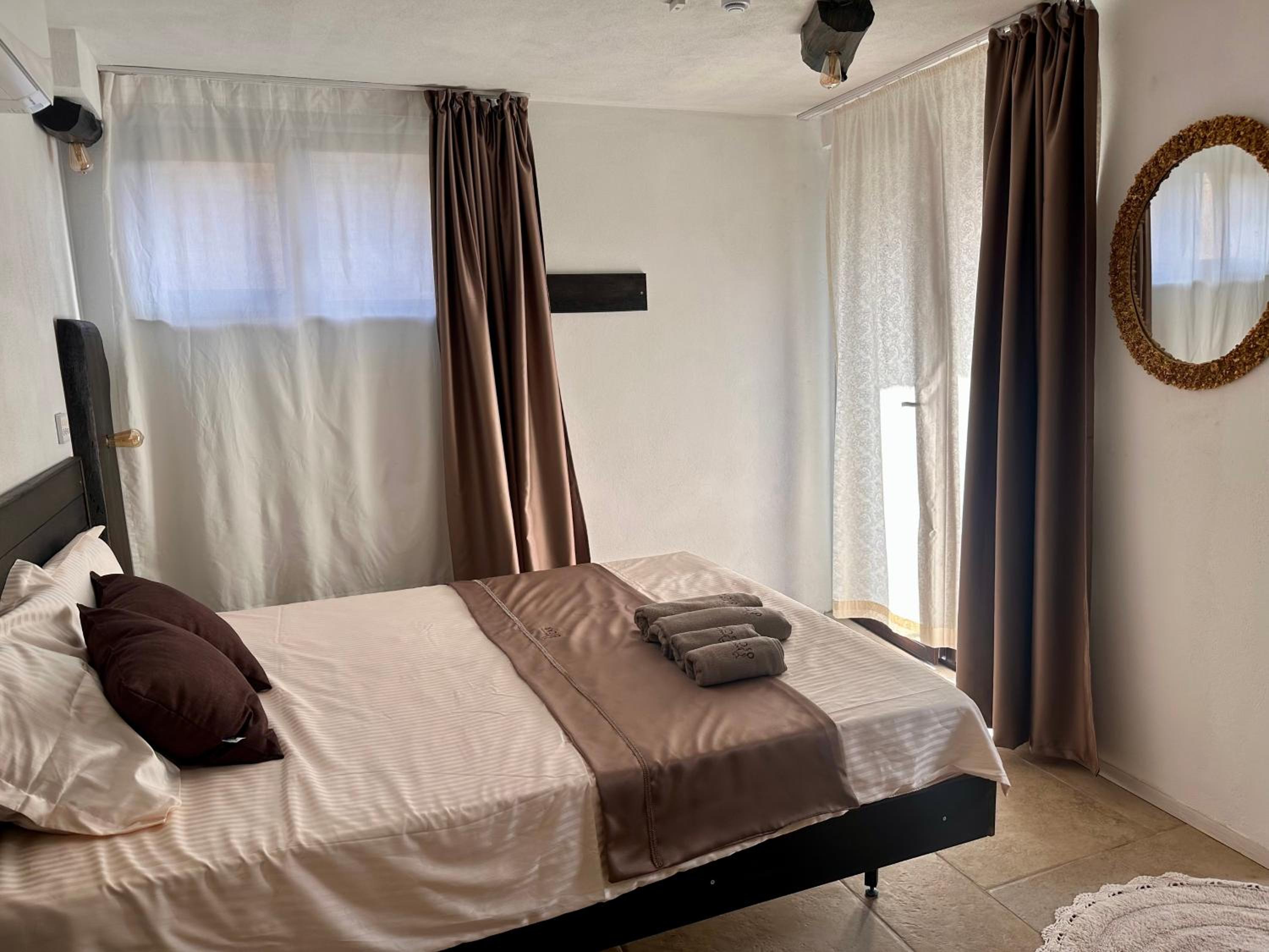 Deluxe Double Room with Side Sea View