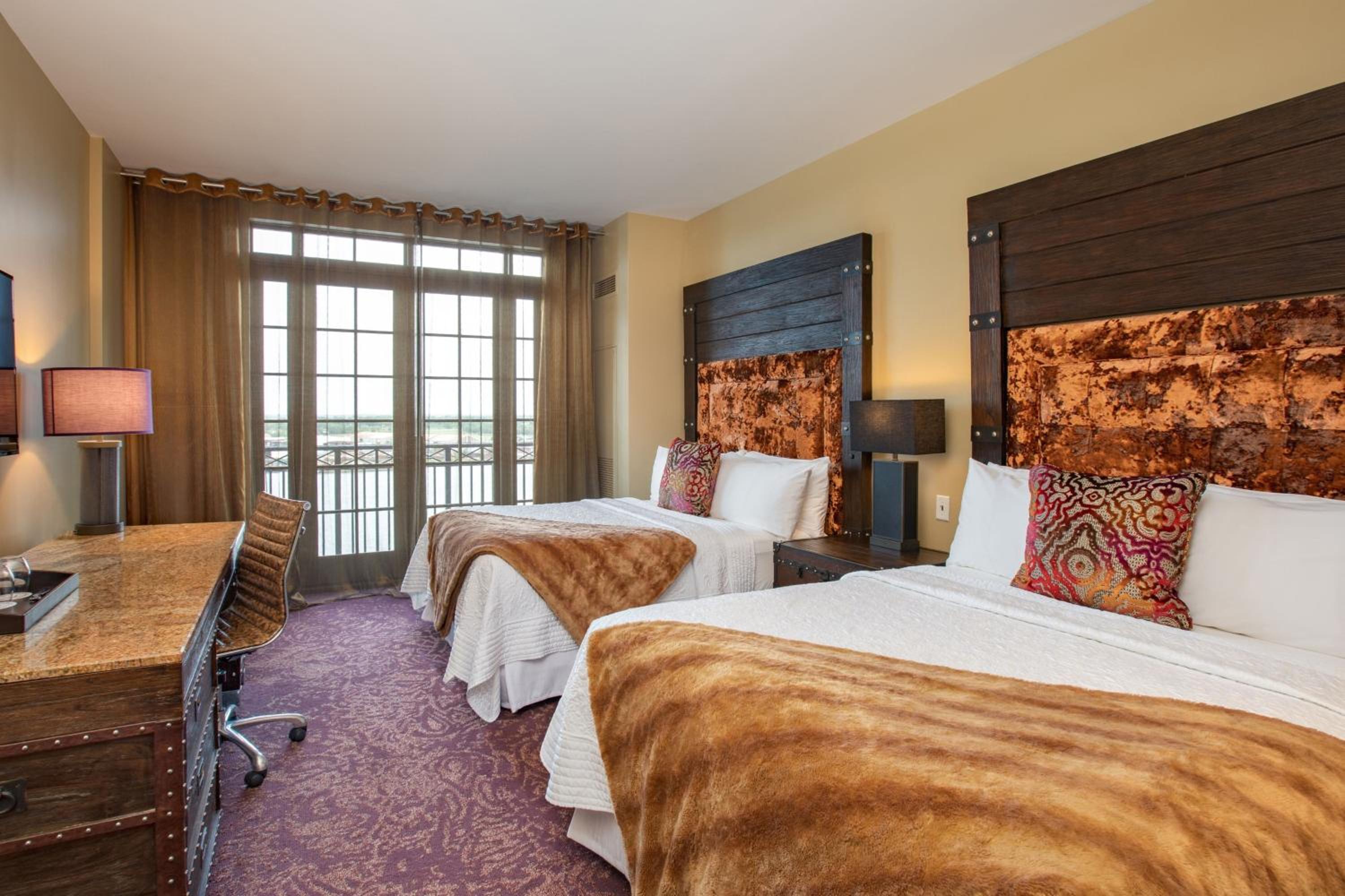 Queen Room with Two Queen Beds and River View - Photo 1