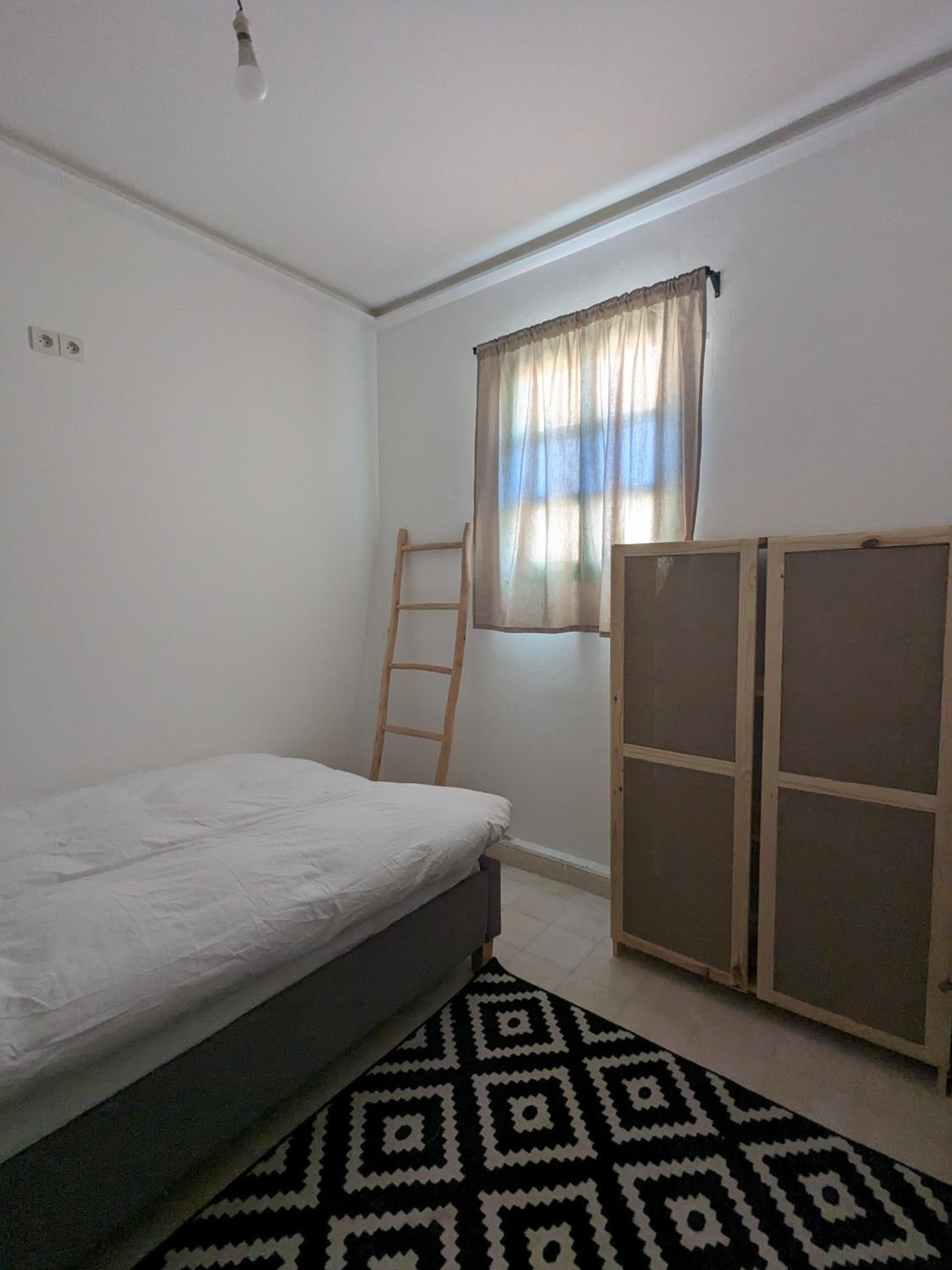 Single Room with Shared Bathroom photo 3