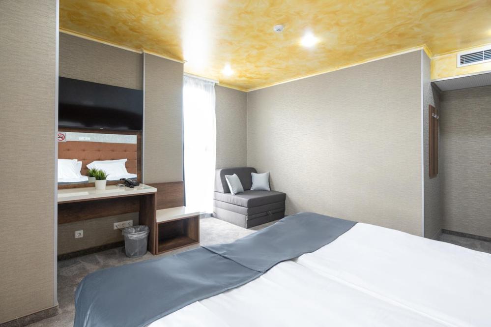 Deluxe Double Room with Extra Bed photo 2